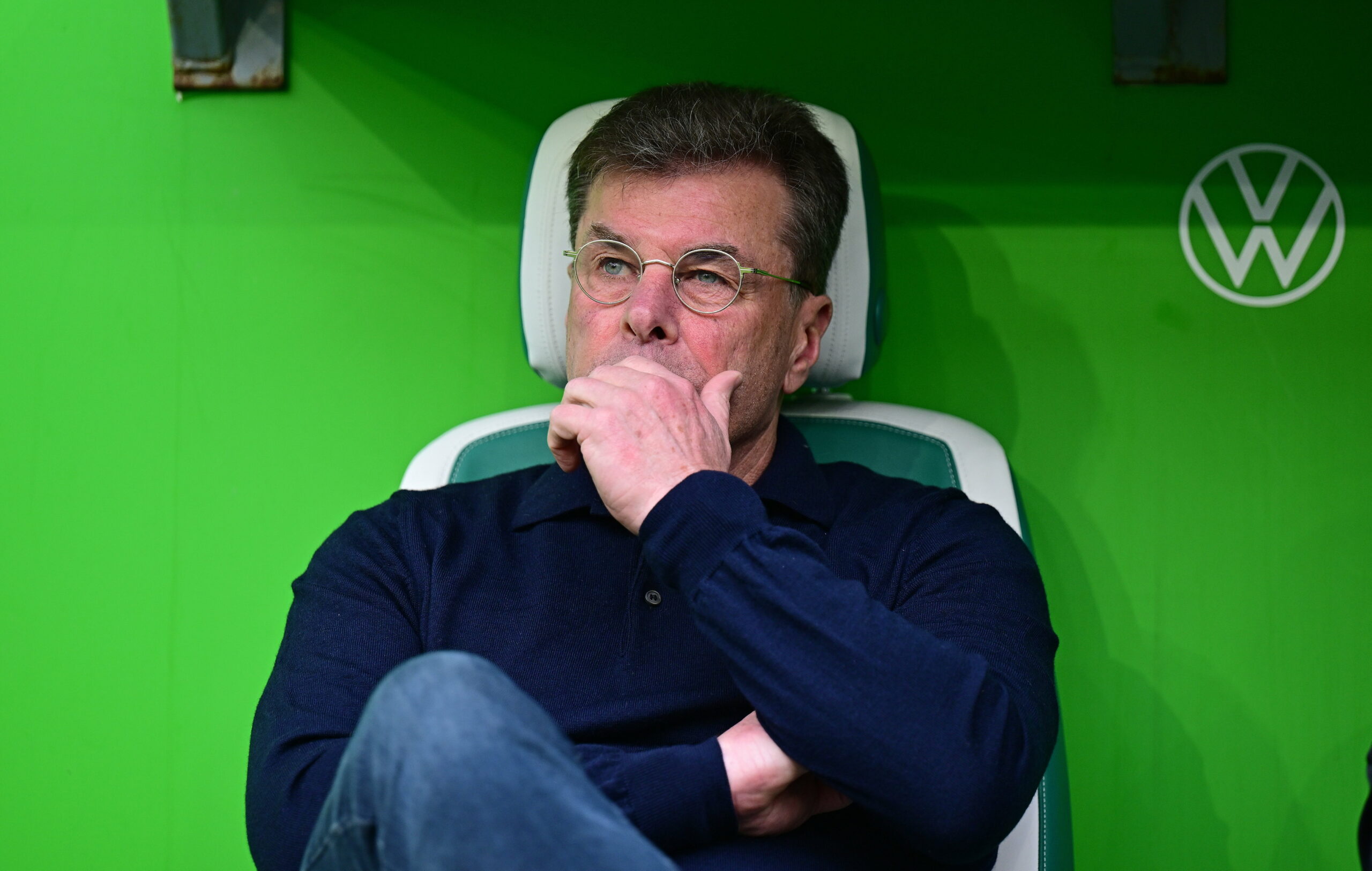 Dieter Hecking sitzt auf einem Platz der Mannschaftsbank des VfL Wolfsburgs