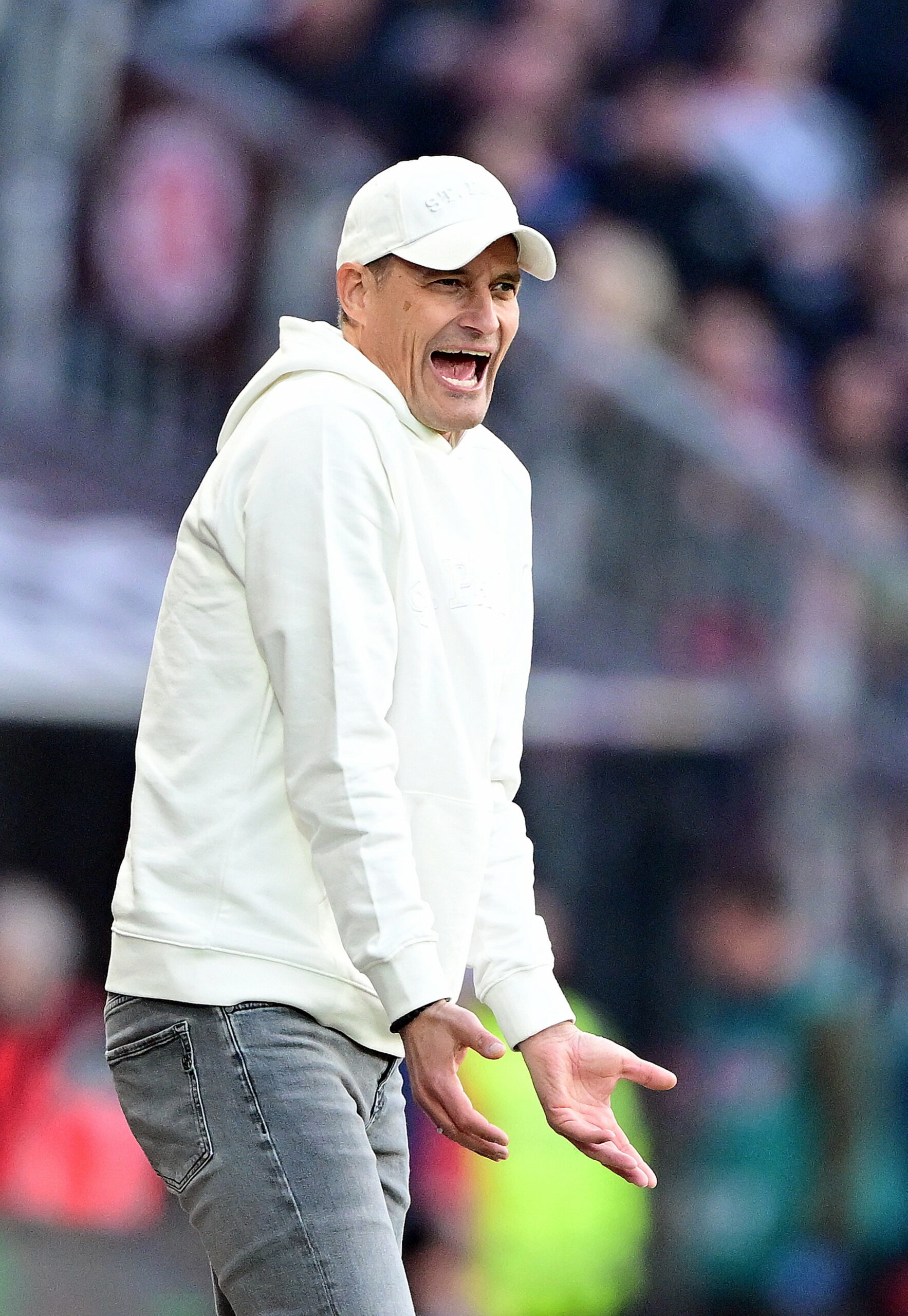 St. Pauli-Trainer Alexander Blessin engagiert am Seitenrand