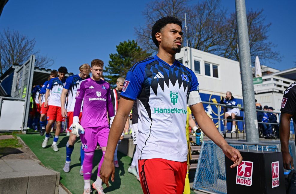 Leonardo Posadas beim Einlauf der HSV U23 in der Regionalliga Nord