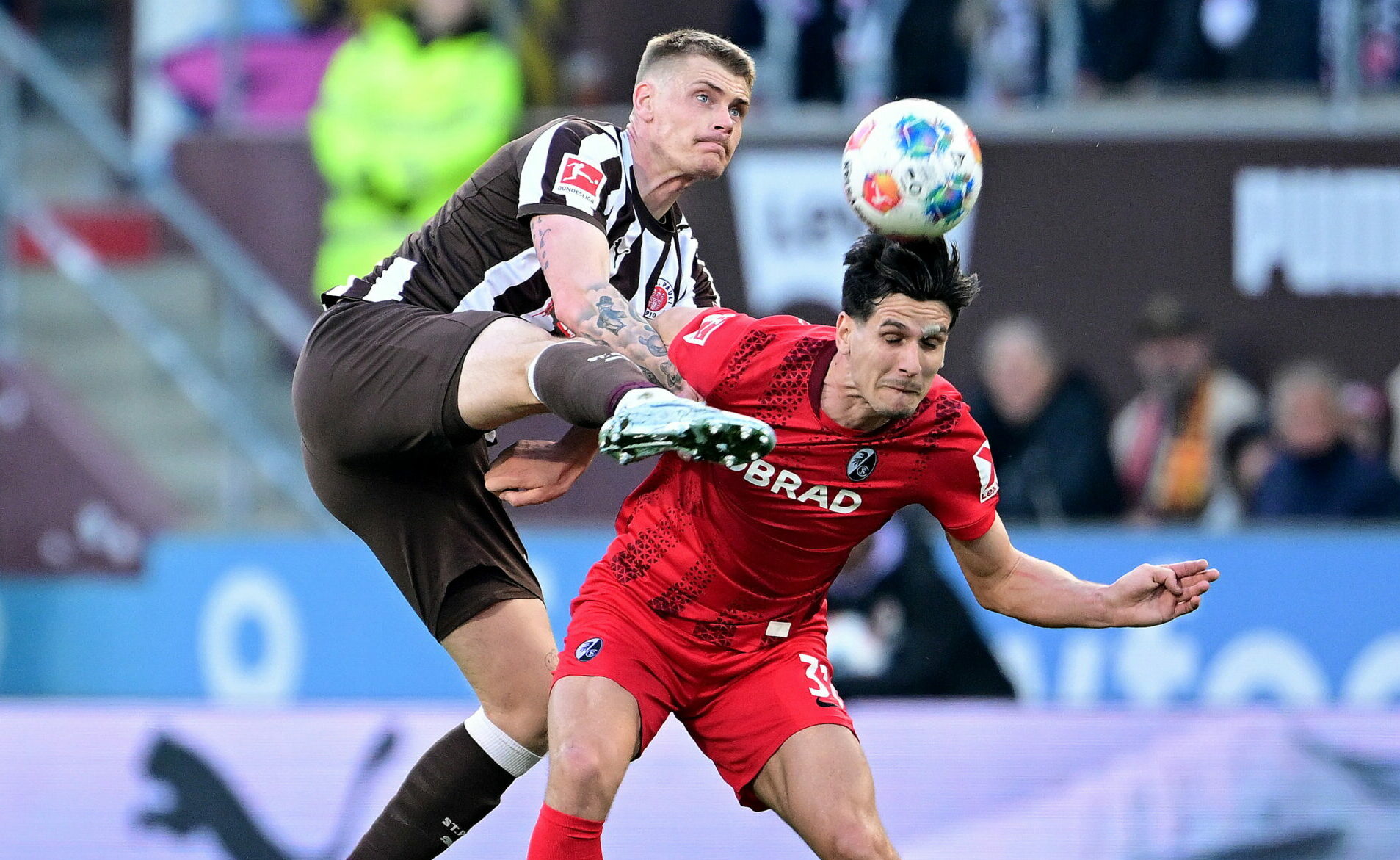 St. Pauli-Spieler Eric Smith im harten Zweikampf mit dem Freiburger Igor Matanovic