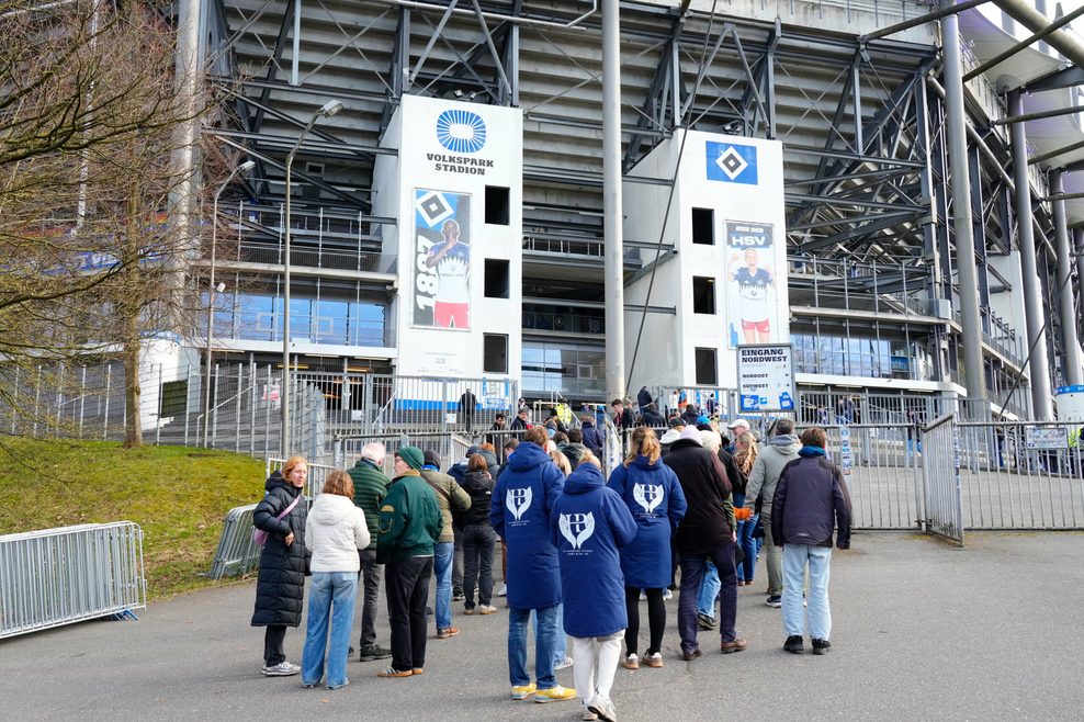 HSV-Fans vor dem Eingang des Volksparkstadions