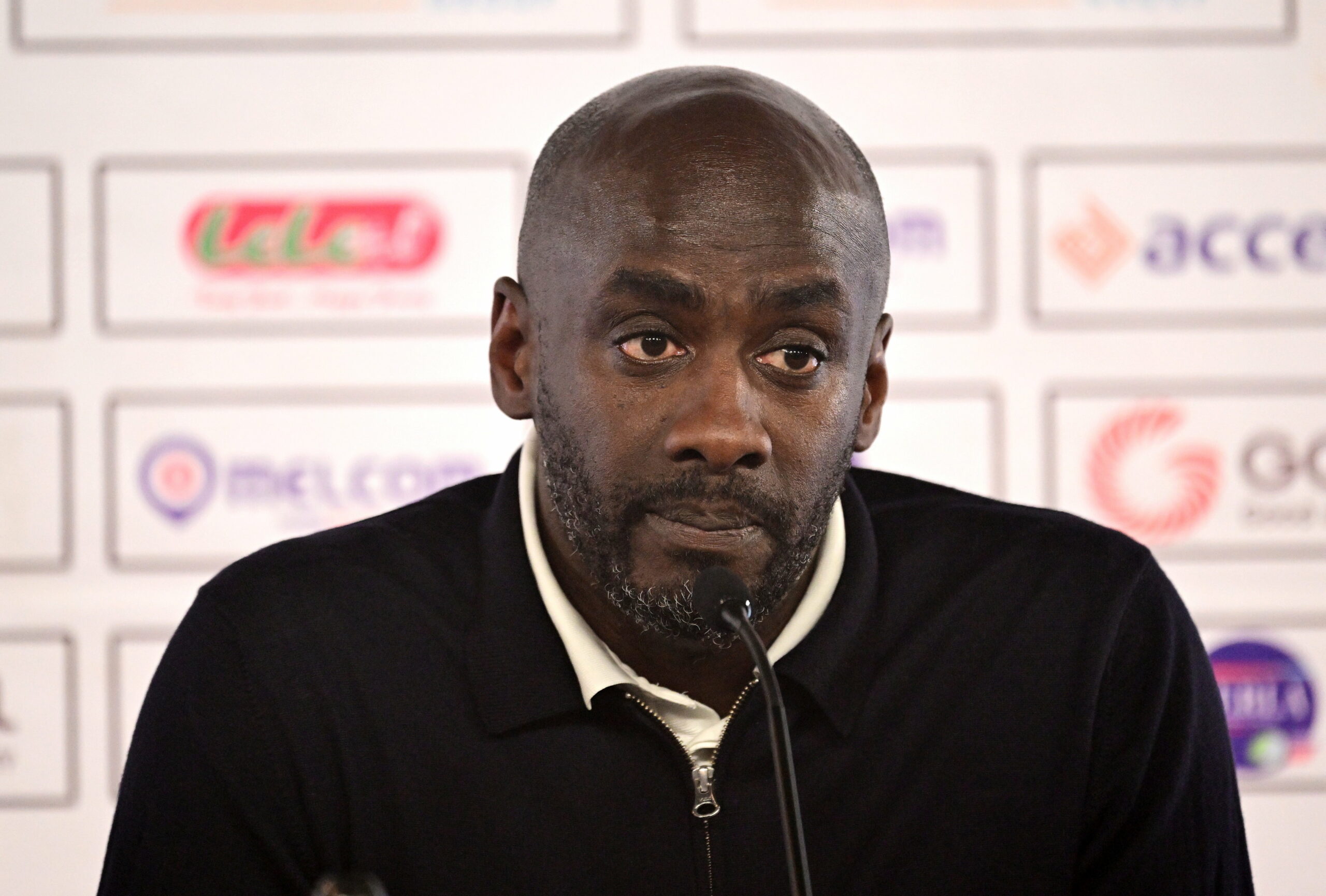 Otto Addo auf der Pressekonferenz nach dem Länderspiel gegen Deutschland