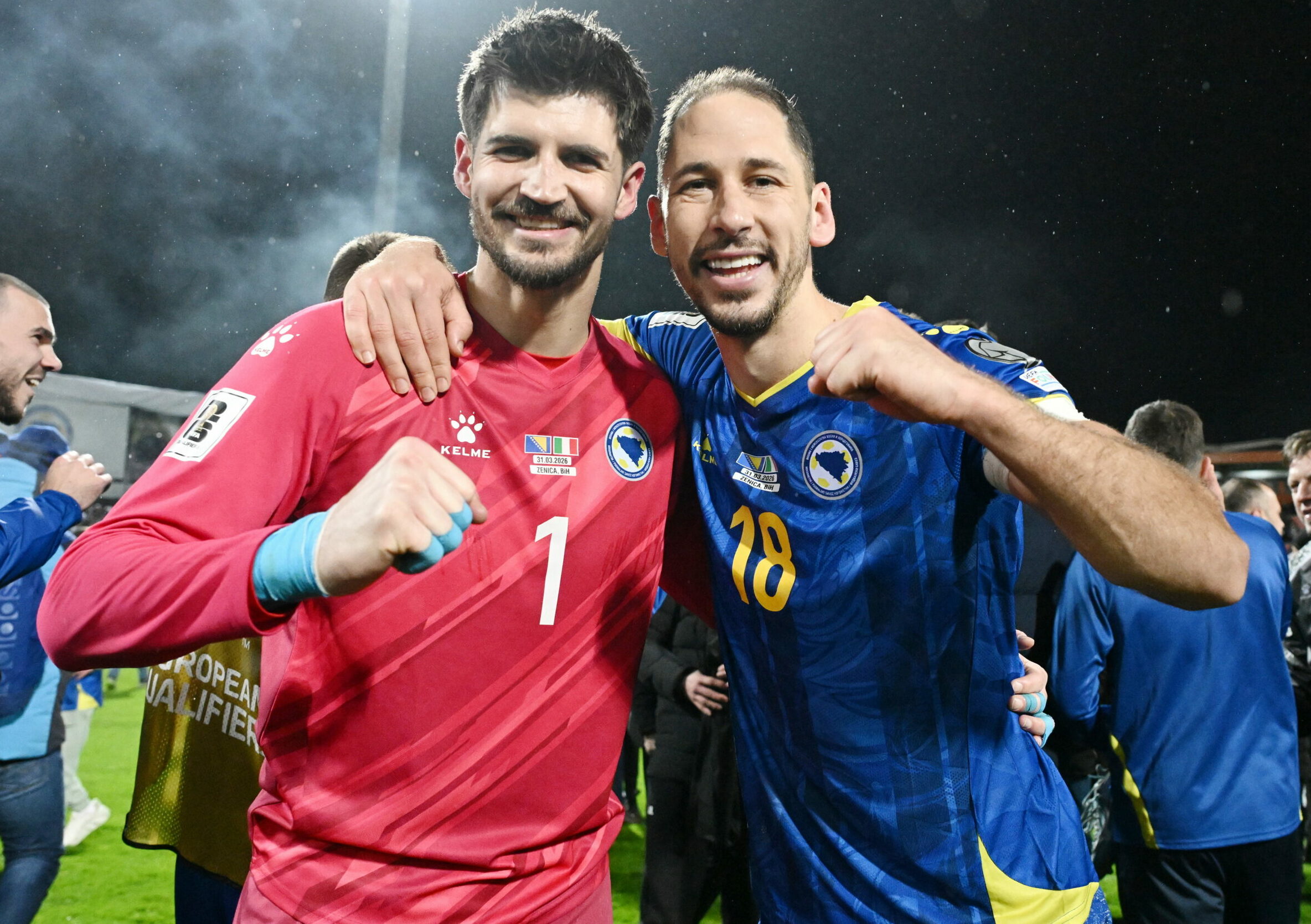 Nikola Vasilj jubelt mit seinem bosnischen Teamkollegen Nikola Katic über die WM-Qualifikation