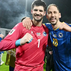 Nikola Vasilj jubelt mit seinem bosnischen Teamkollegen Nikola Katic über die WM-Qualifikation