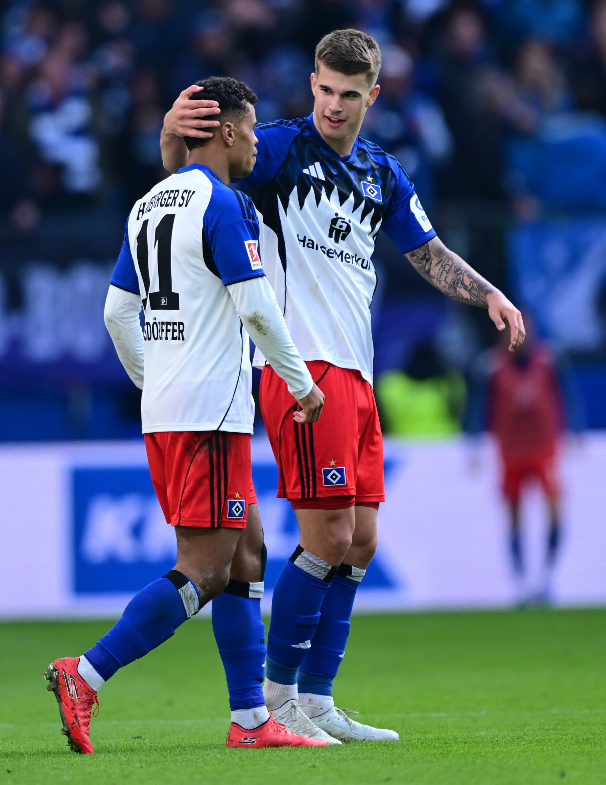 Luka Vuskovic gratulierte Ransford Königsdörffer zu seinem Tor zum 1:1.