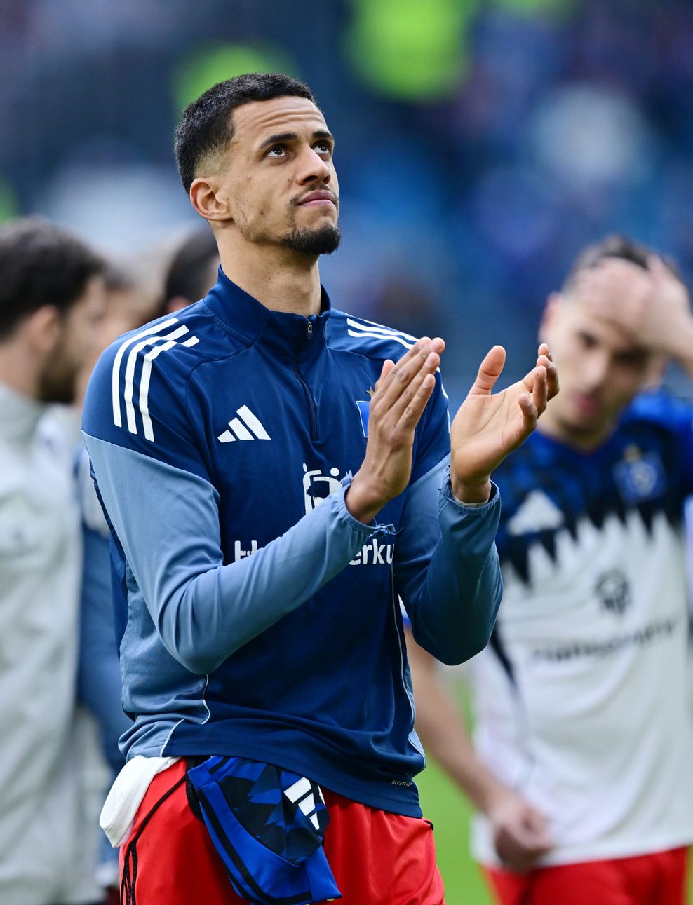 Robert Glatzel applaudiert dem HSV-Publikum.