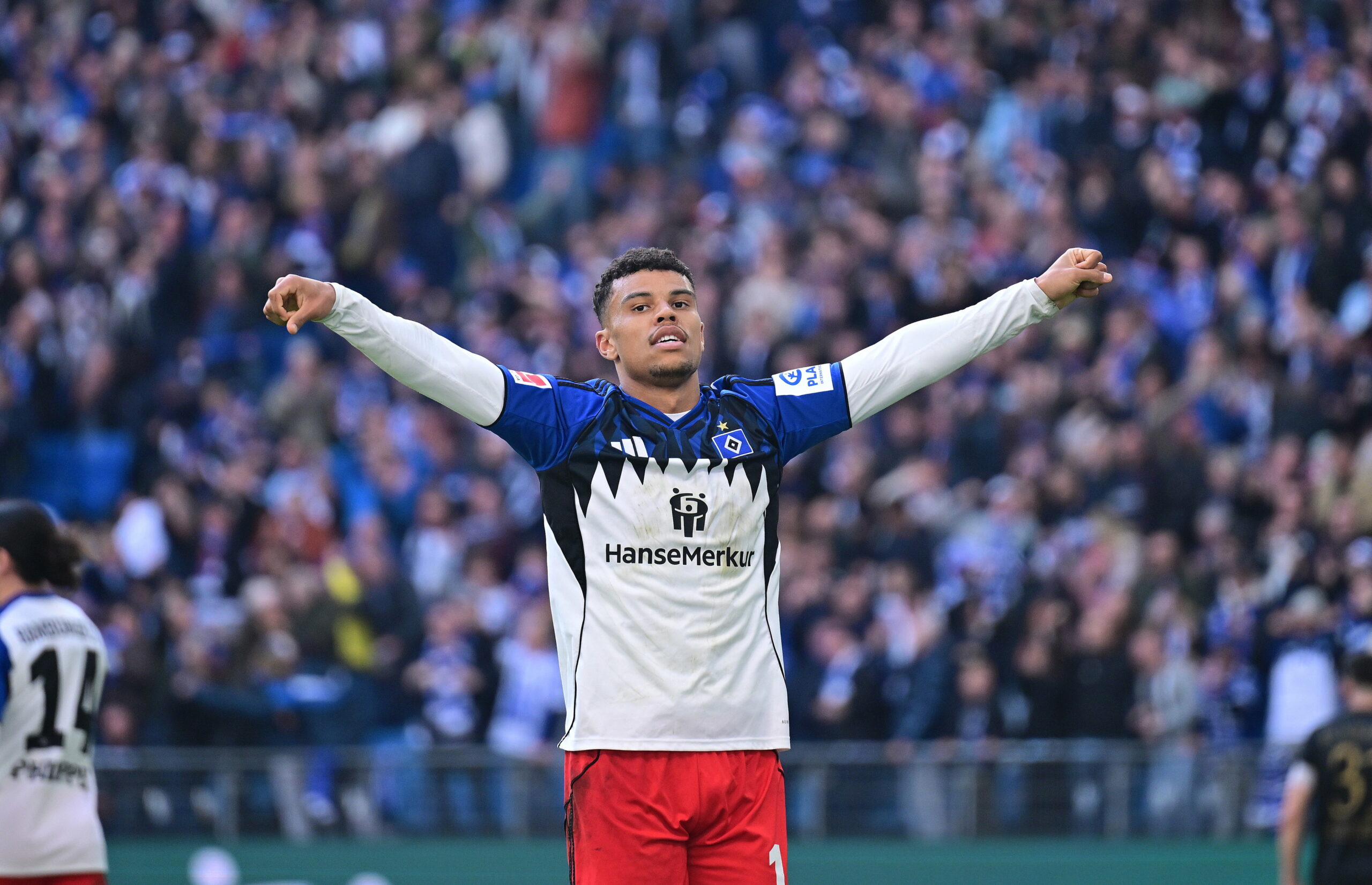 Ransford Königsdörffer streckt zum Jubeln beide Arme aus.