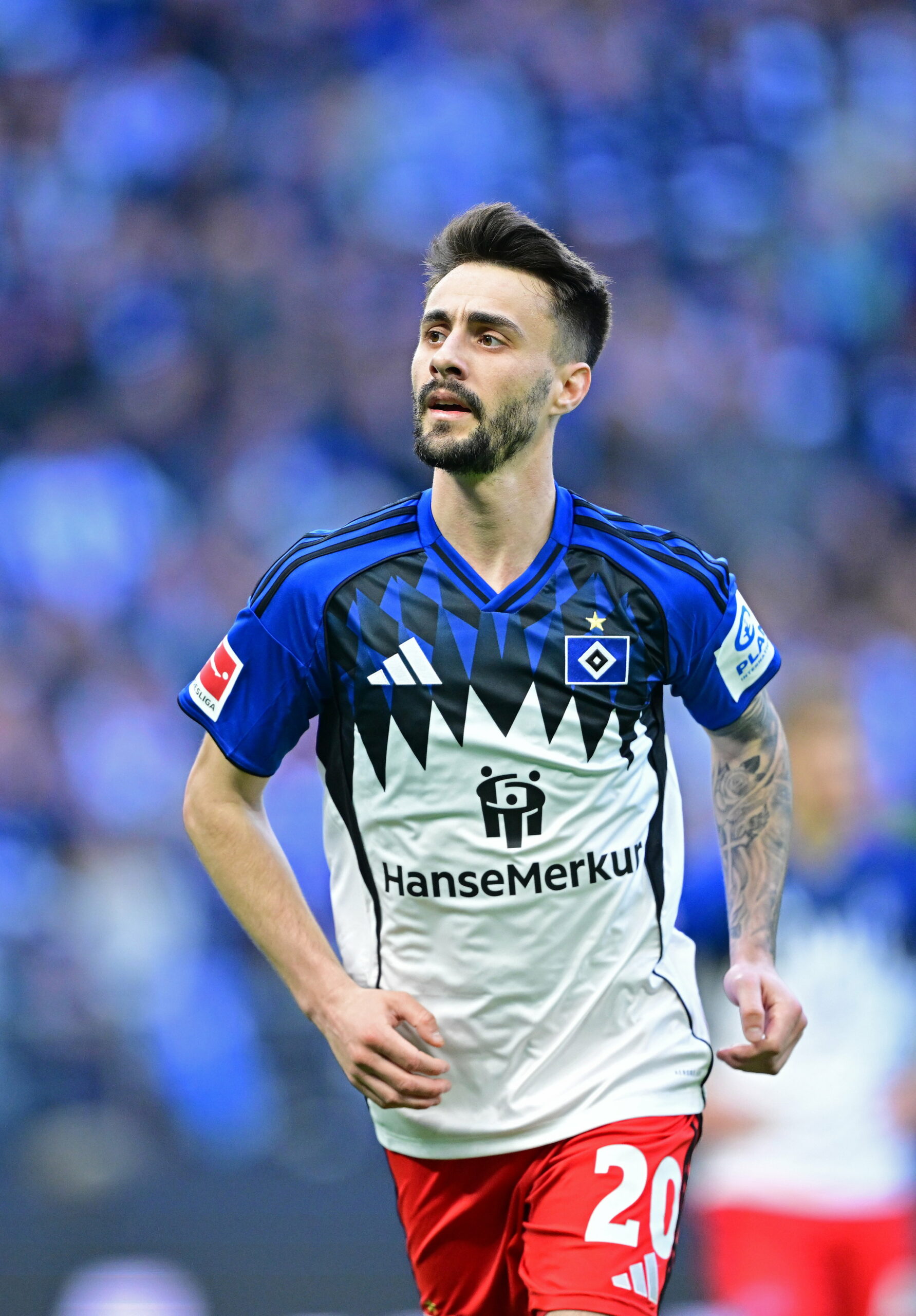 Fábio Vieira mit einem HSV-Trikot mit schwarzem HanseMerkur-Logo