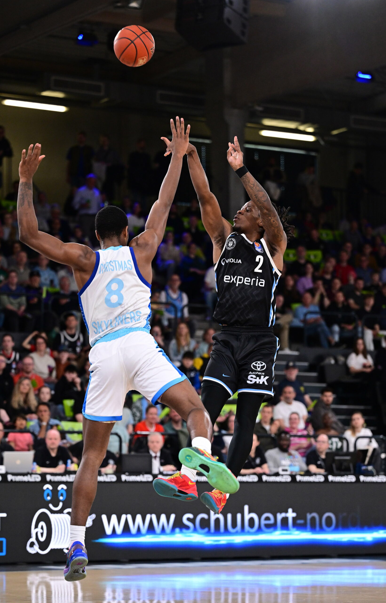 William Christmas und Leonard Thorpe Jr. bei einem Basketball-Spiel der Hamburg Towers