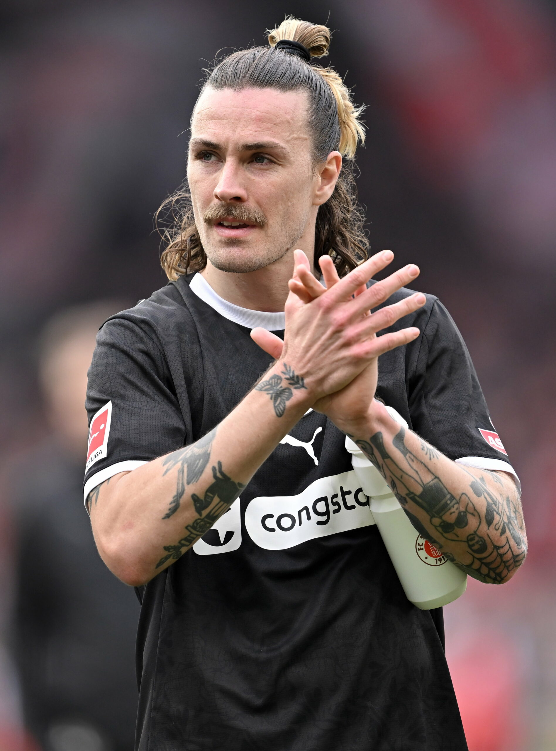 St. Pauli-Kapitän Jackson Irvine klatscht in die Hände