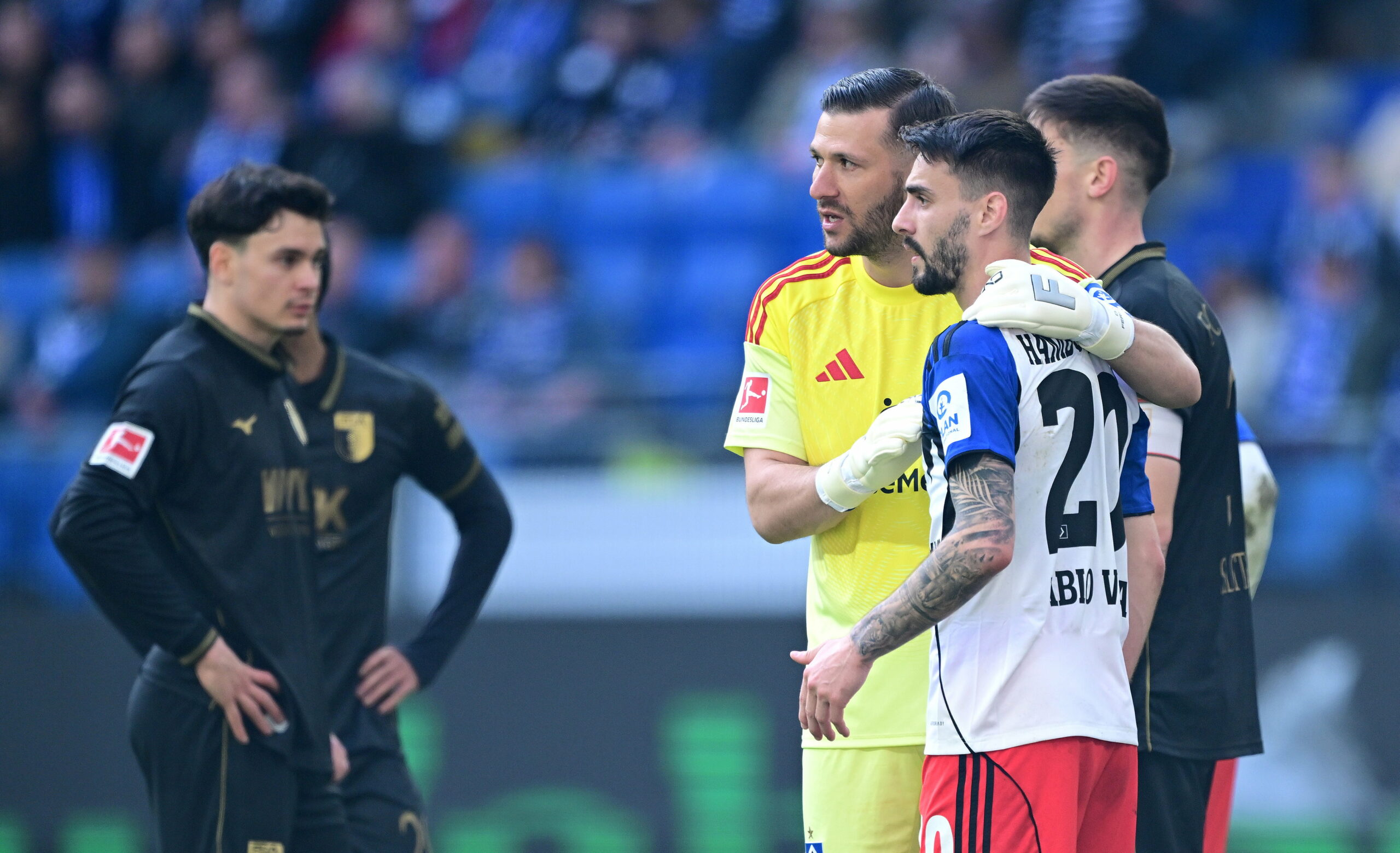 Torhüter Daniel Heuer Fernandes nimmt Fábio Vieira in den Arm.