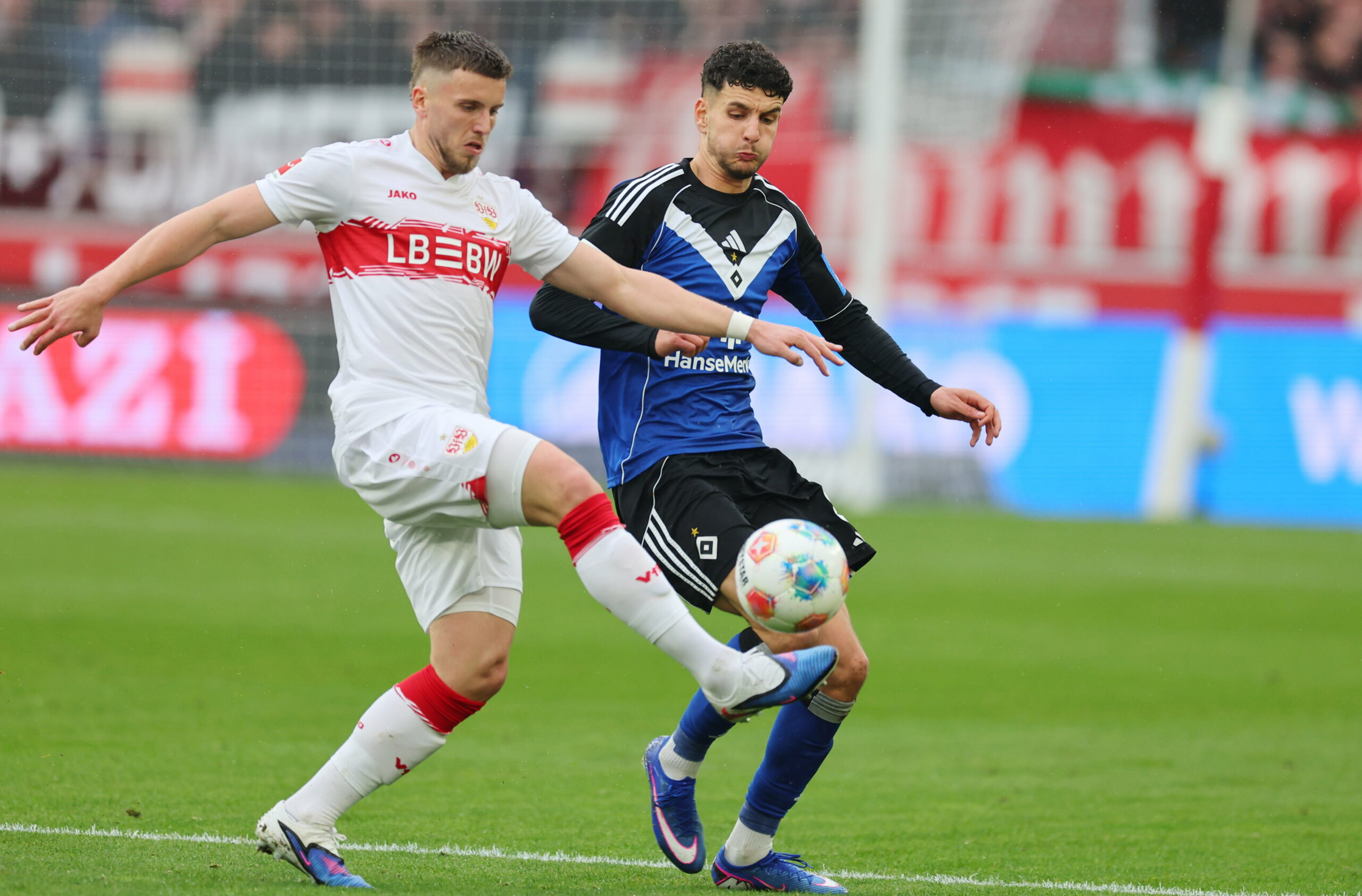 HSV-Profi Daniel Elfadli liefert sich einen Zweikampf mit dem Stuttgarter Ermedin Demirovic.