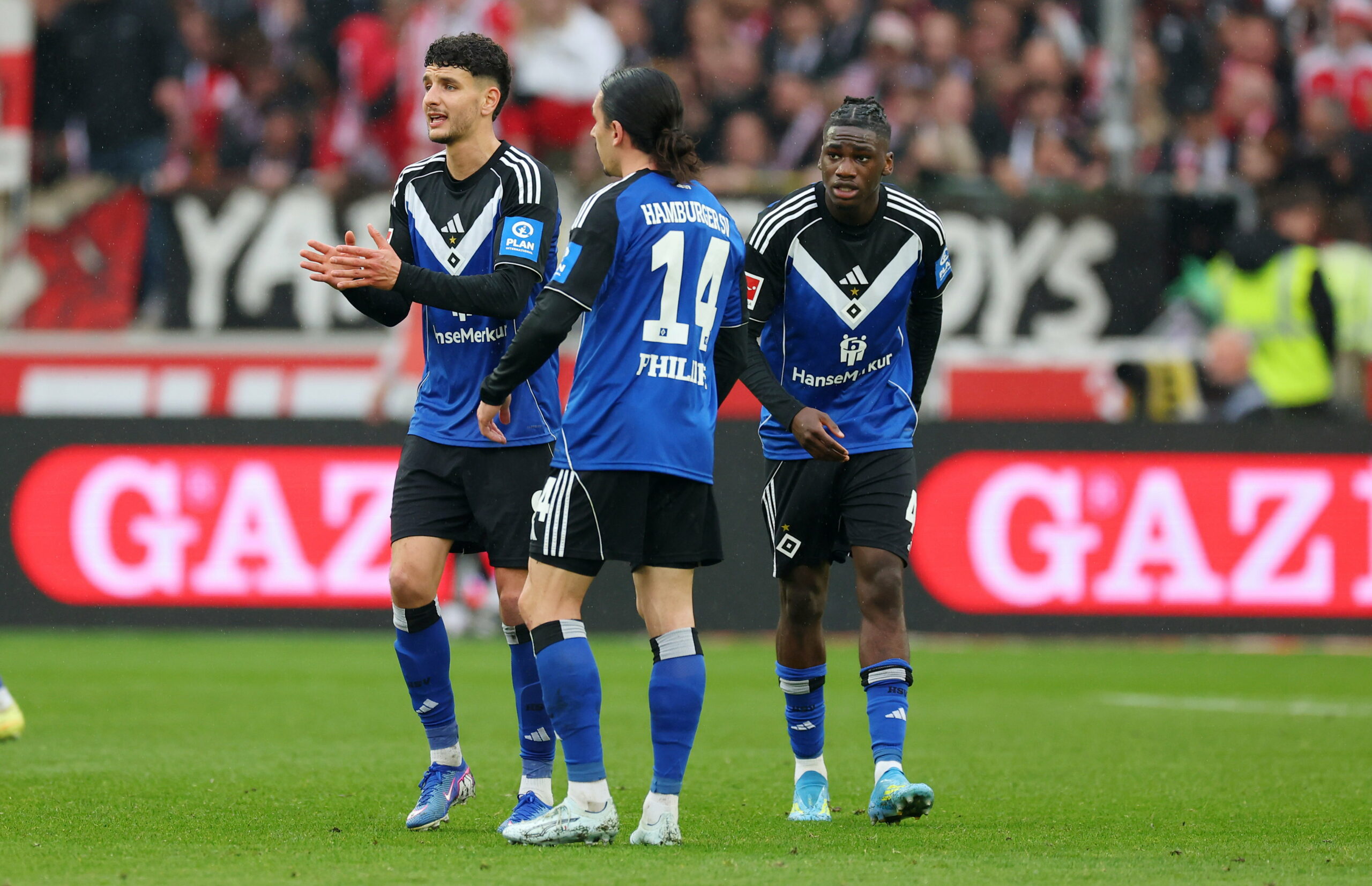 Daniel Elfadli versucht Rayan Philippe und Fabio Baldé aufzumuntern.