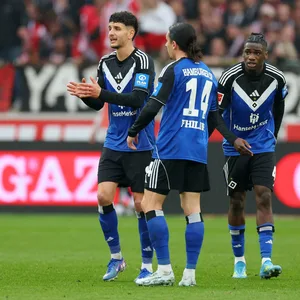 Daniel Elfadli versucht Rayan Philippe und Fabio Baldé aufzumuntern.