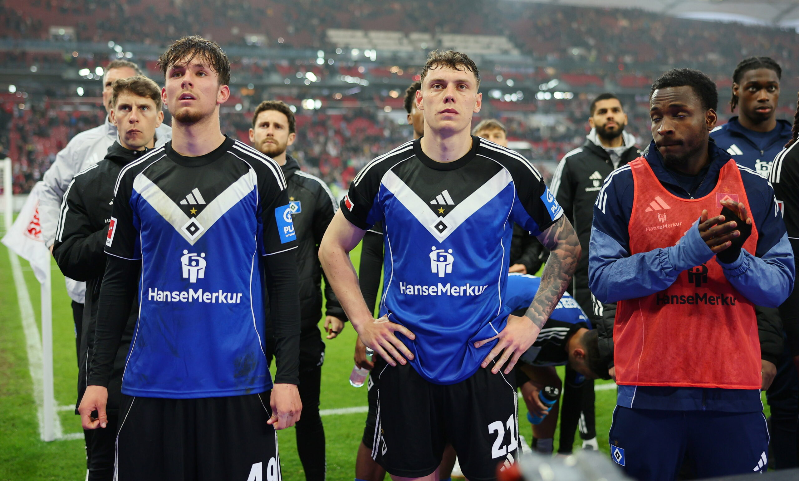 Bediente HSV-Profis: Otto Stange, Nicolai Remberg und Philip Otele vor der Gästekurve