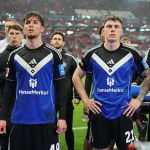 Bediente HSV-Profis: Otto Stange, Nicolai Remberg und Philip Otele vor der Gästekurve