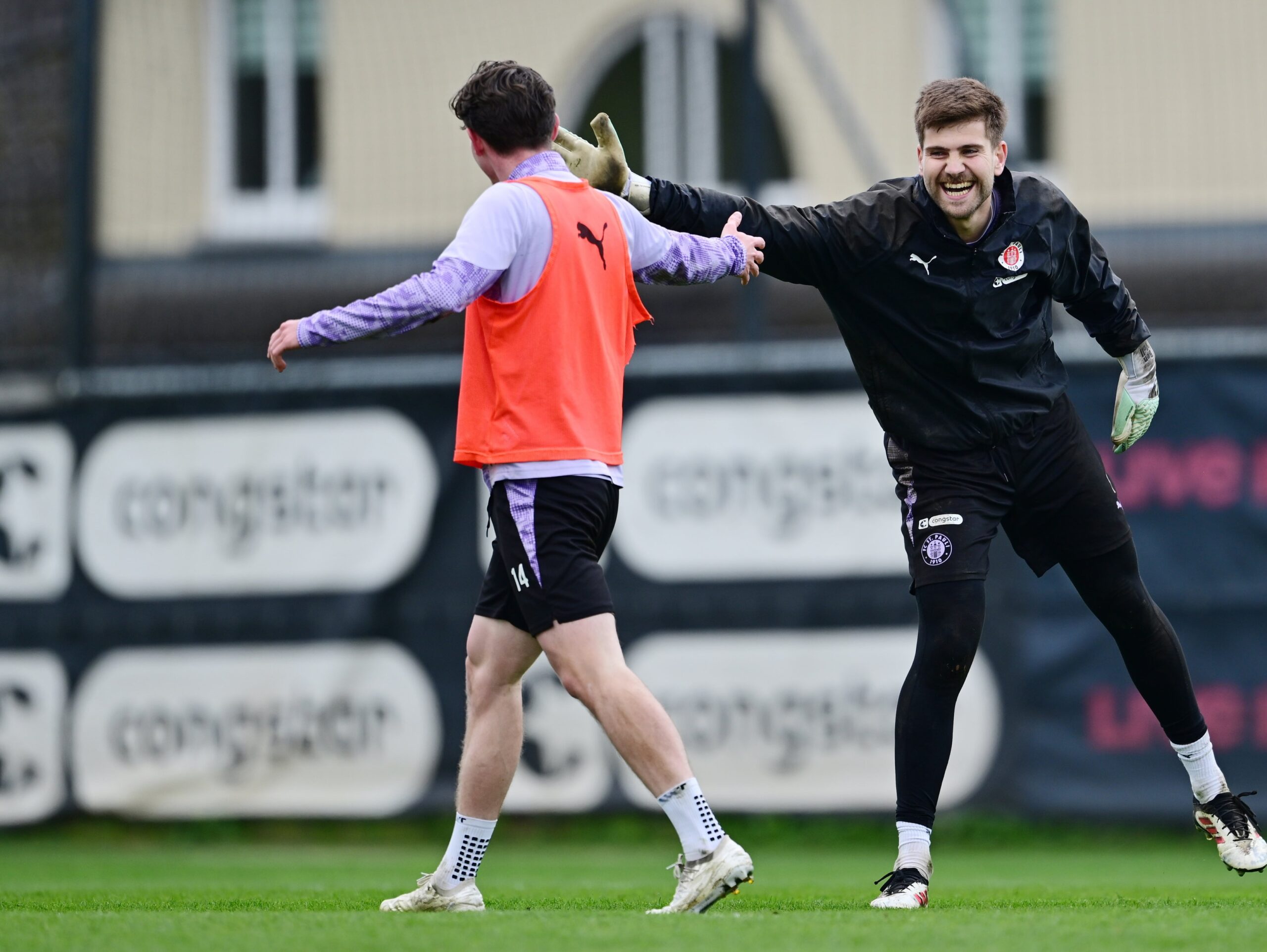 Ben Voll klatscht mit Fin Stevens ab