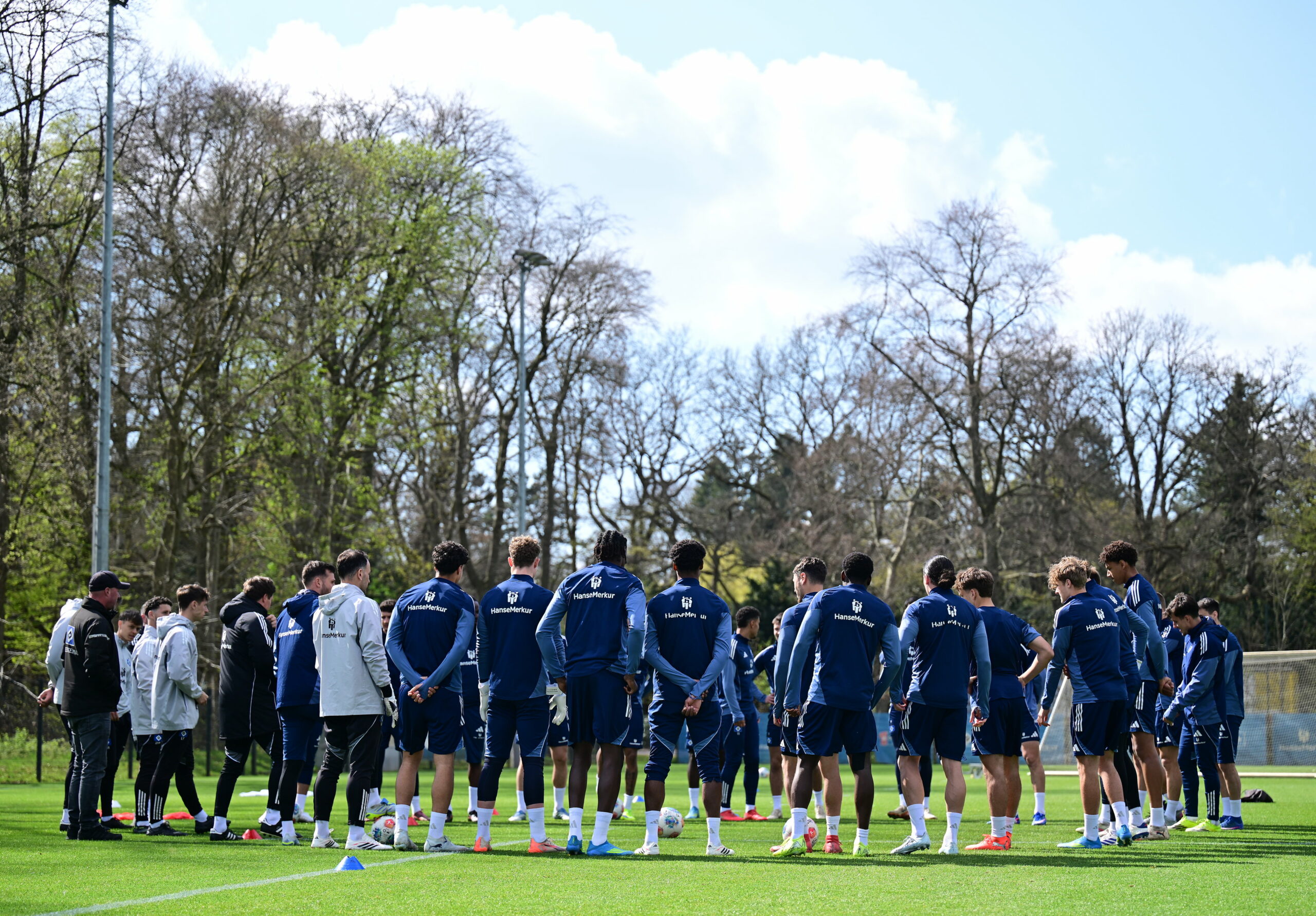 Spieler und Trainer mit einer Besprechung im HSV-Training