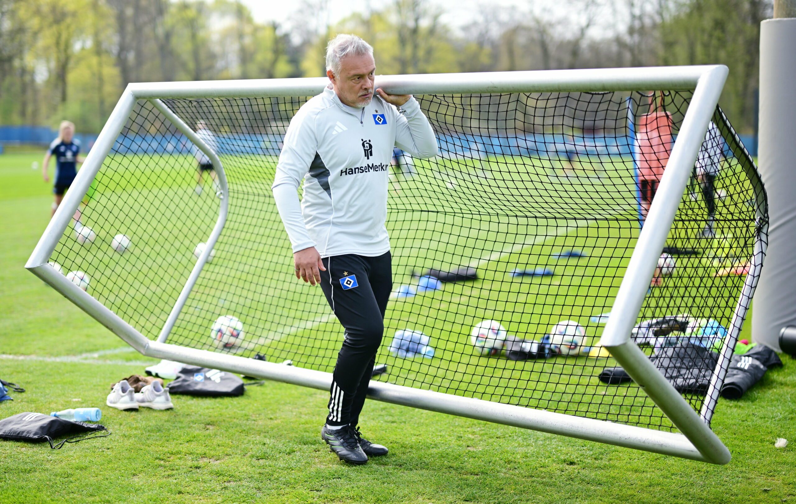 Rodolfo Cardoso trägt ein Tor im Training der HSV-Frauen