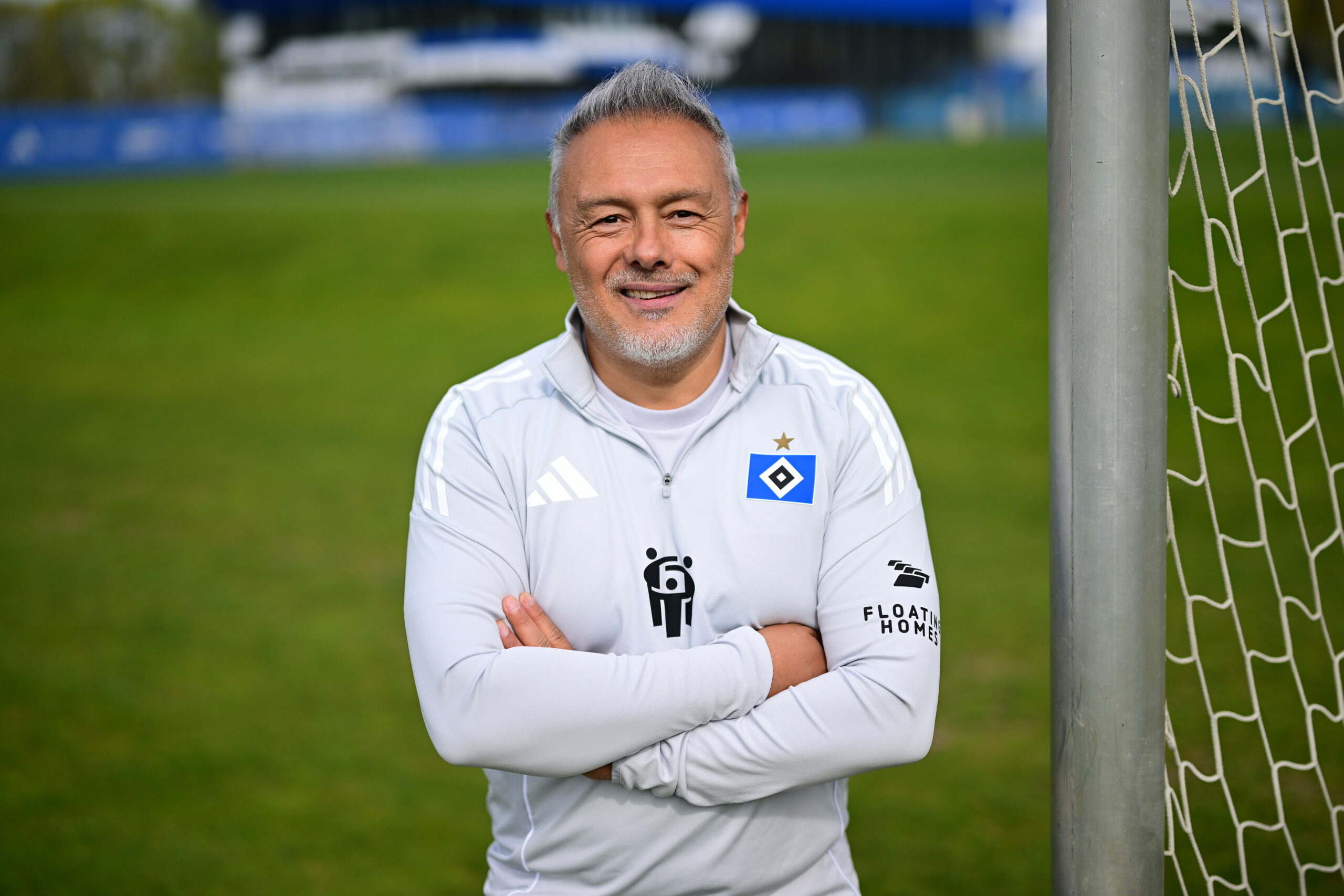 Rodolfo Cardoso verschränkt die Arme nach einem Training der HSV-Frauen