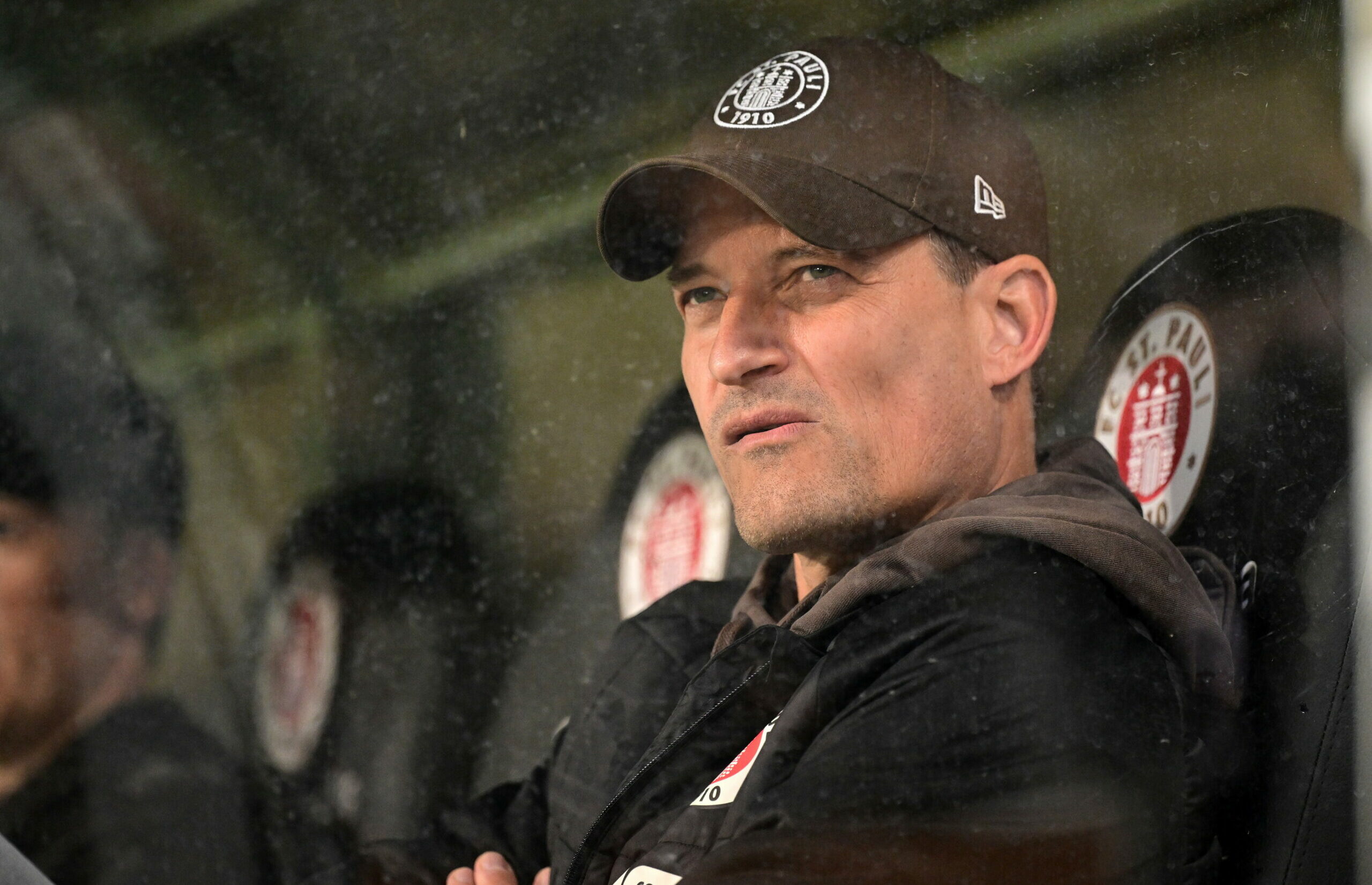 St. Pauli-Trainer Alexander Blessin schaut kritisch