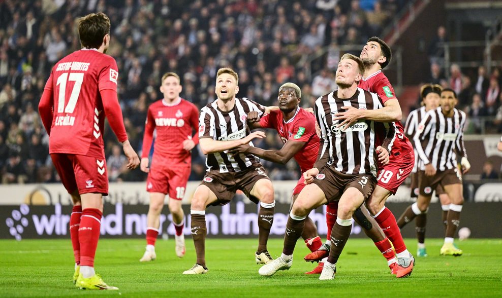 St. Pauli-Profi Karol Mets im Heimspiel gegen Köln