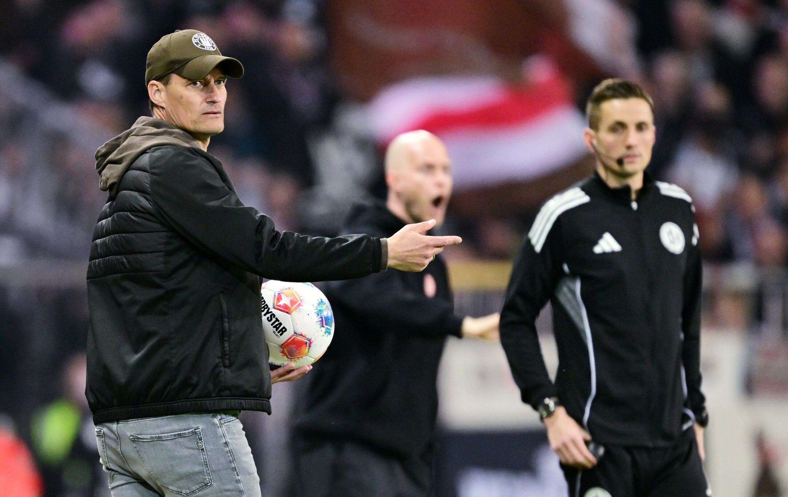 St. Pauli-Trainer Alexander Blessin im Spiel gegen Köln