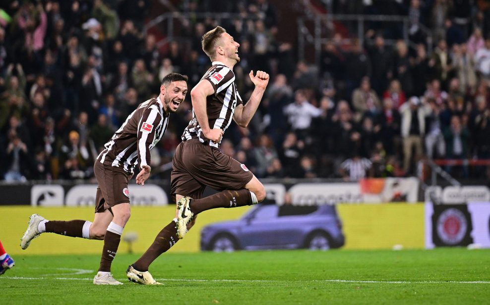 St. Pauli-Profi Karol Mets feiert sein Tor im Heimspiel gegen Köln