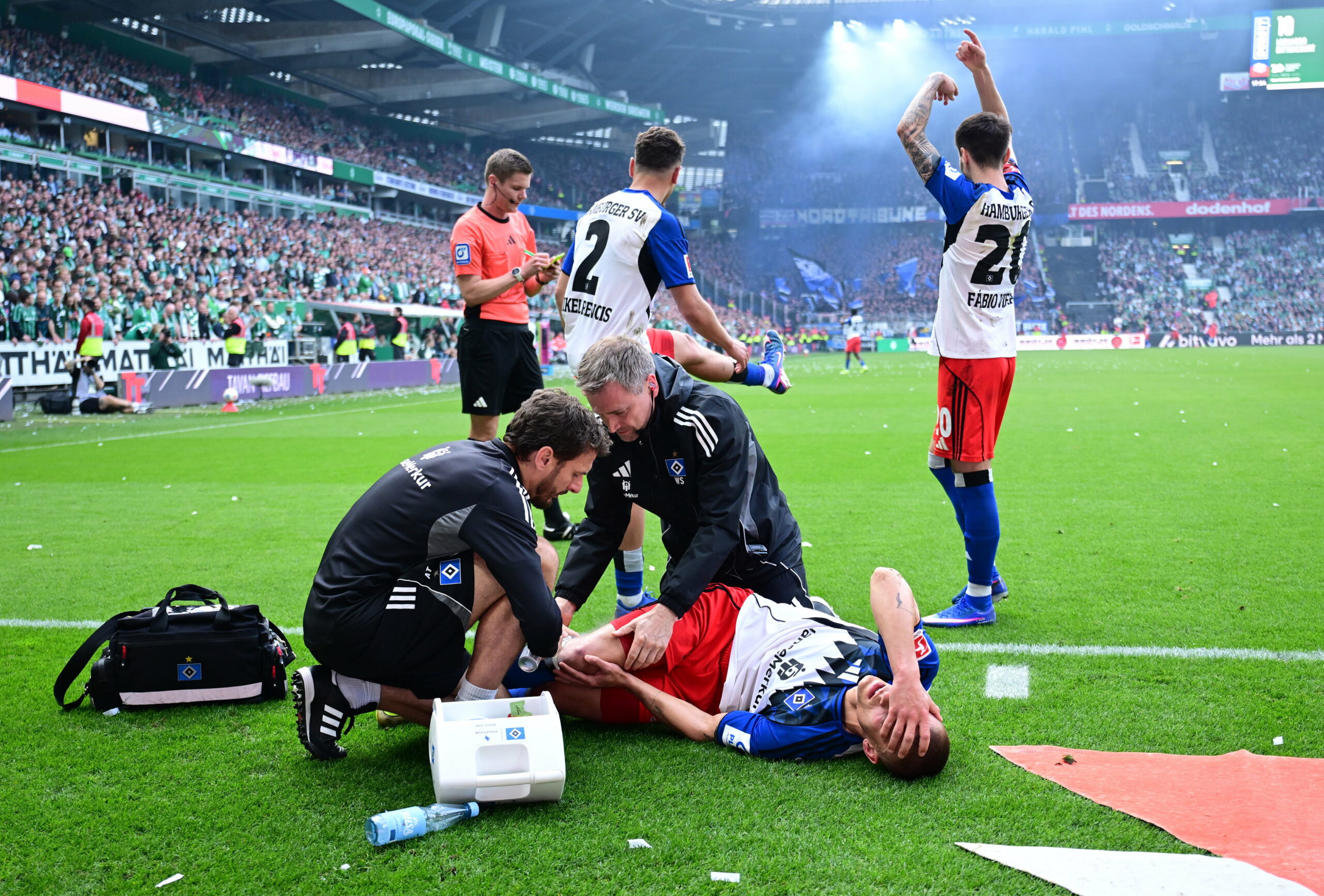 HSV-Profi Miro Muheim hat sich verletzt und wird während der Partie in Bremen behandelt.