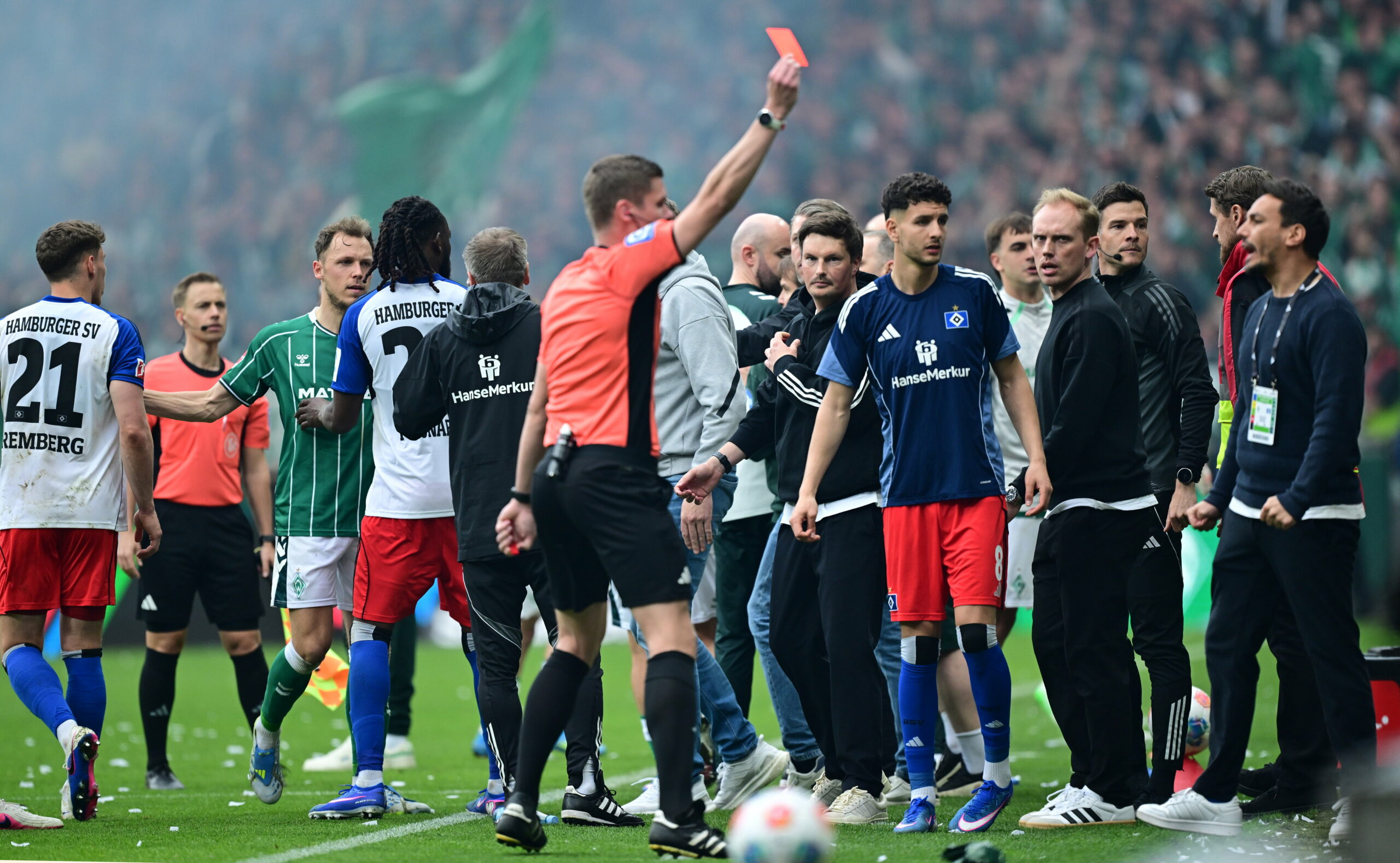 Schiedsrichter Florian Exner zeigt eine von drei Roten Karten gegen den HSV