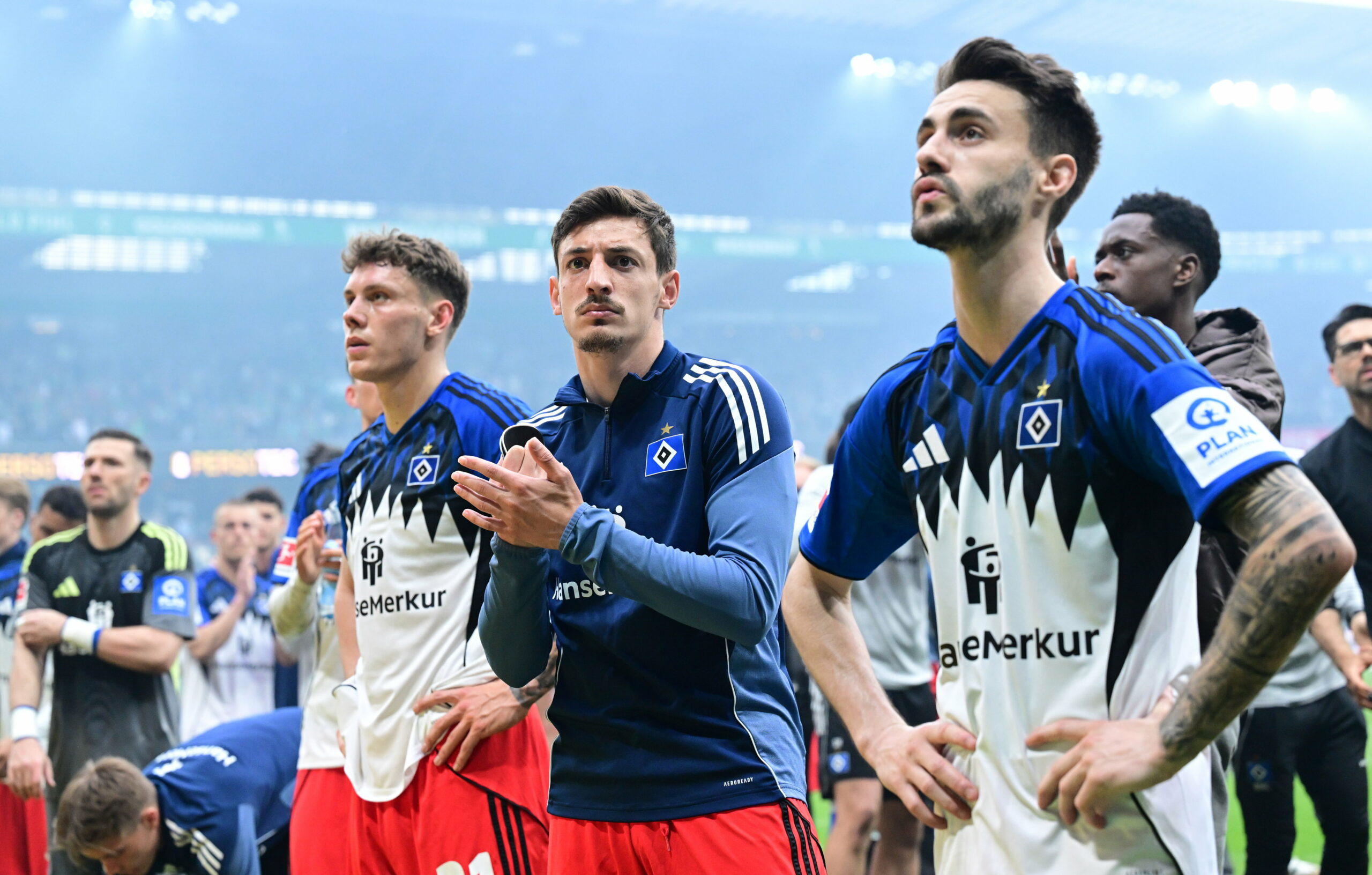 Nicolai Remberg, Giorgi Gocholeishvili, Fabio Vieira vor den HSV-Fans