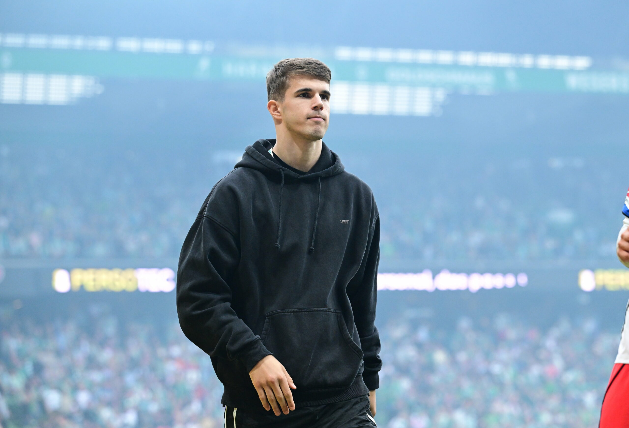 HSV-Profi Luka Vuskovic wandert nach dem Derby bei Werder Bremen in die Kabine.