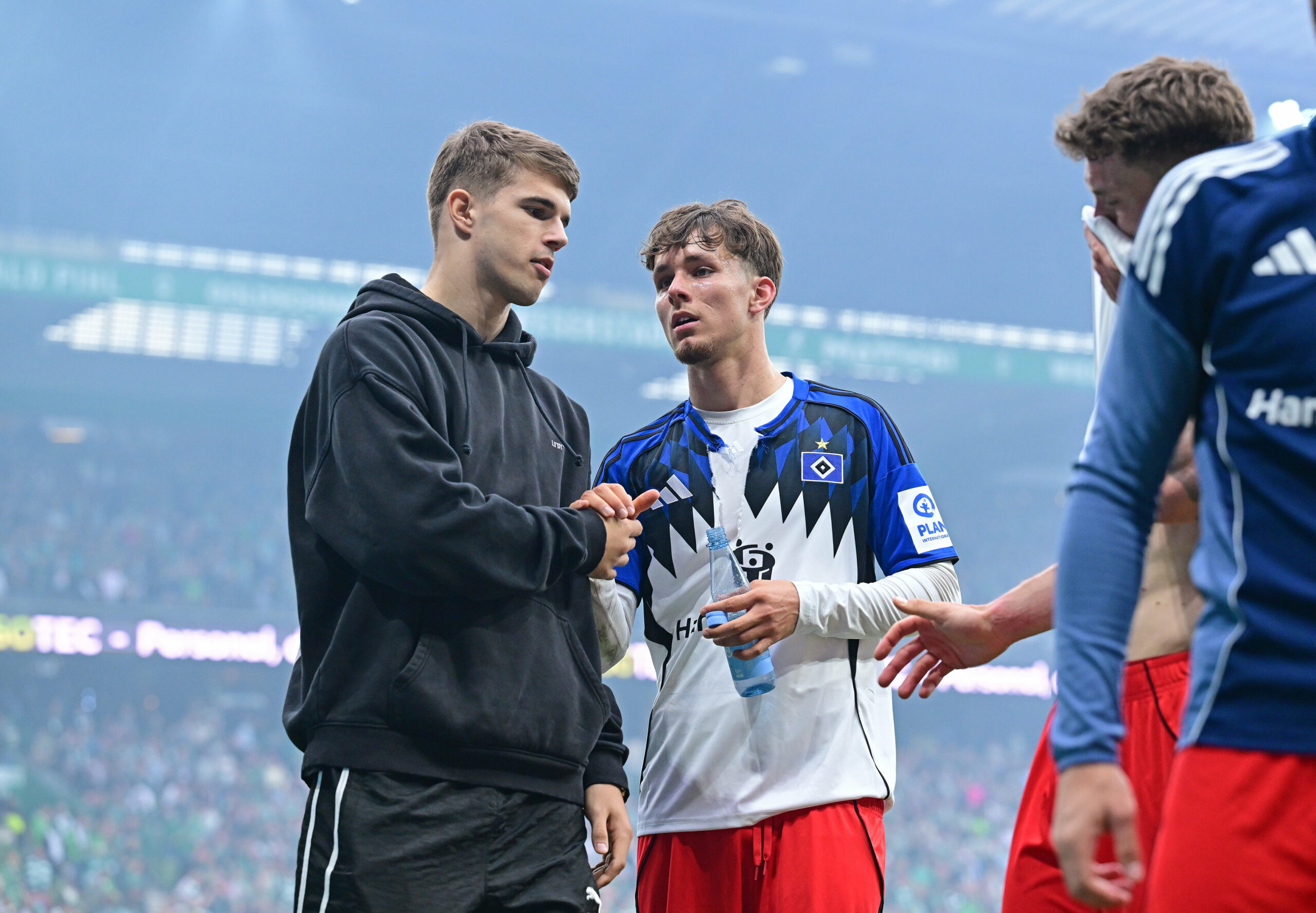 Luka Vuskovic klatscht mit Otto Stange ab