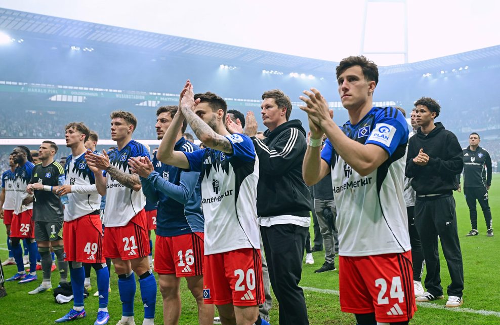 Die HSV-Profis klatschen enttäuscht vor der Gästekurve in Bremen
