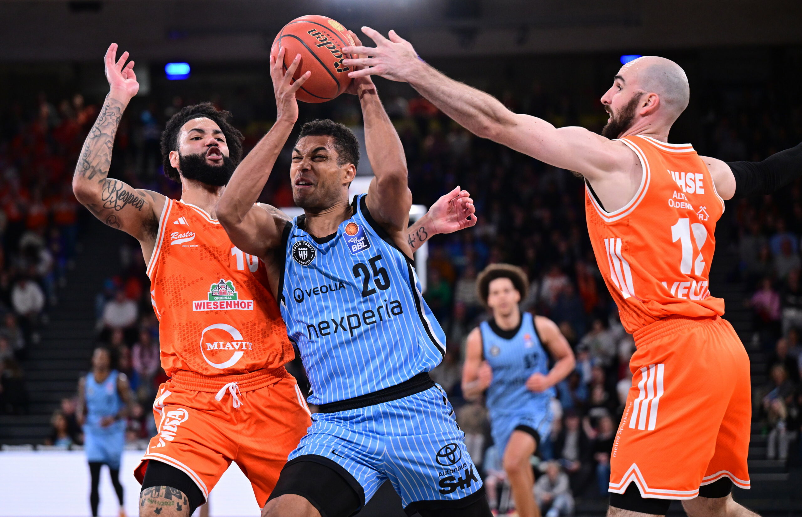 Kenneth Ogbe im Kampf um den Ball