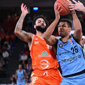 Kenneth Ogbe im Kampf um den Ball