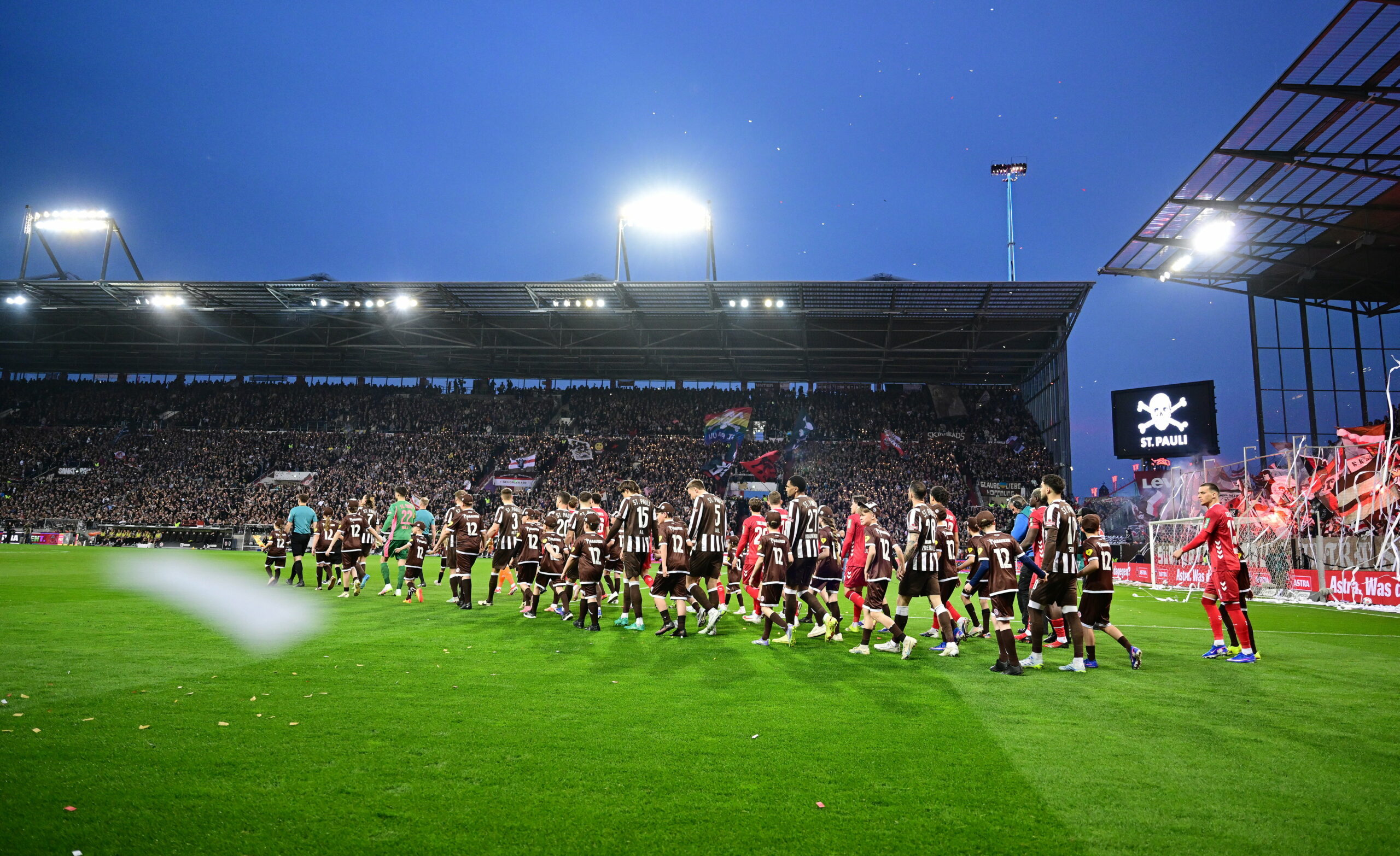 St. Pauli-Profis laufen am Millerntor zu einem Spiel der Bundesliga ein