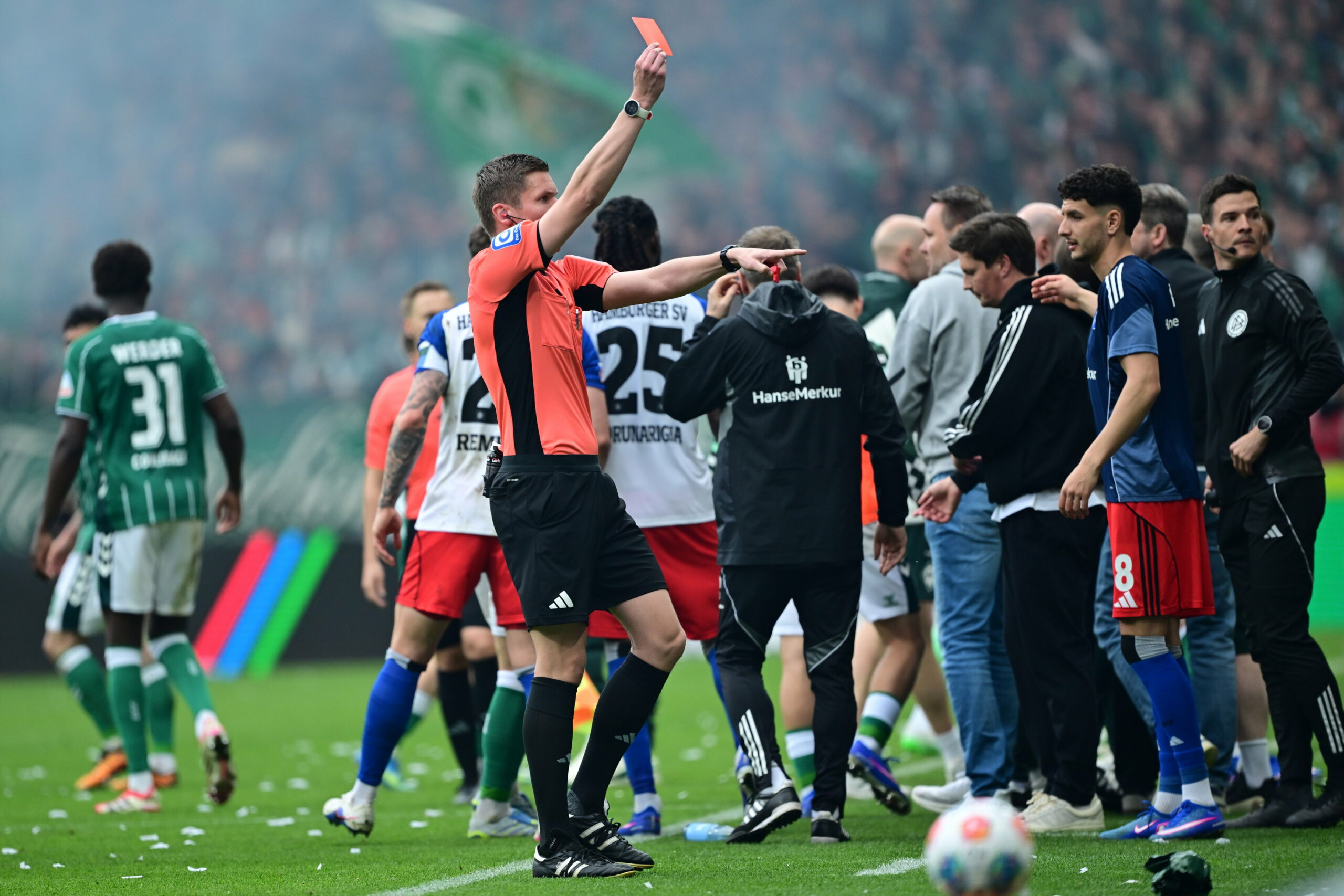 Schiedsrichter Florian Exner zeigt HSV-Co-Trainer Loic Favé die Rote Karte