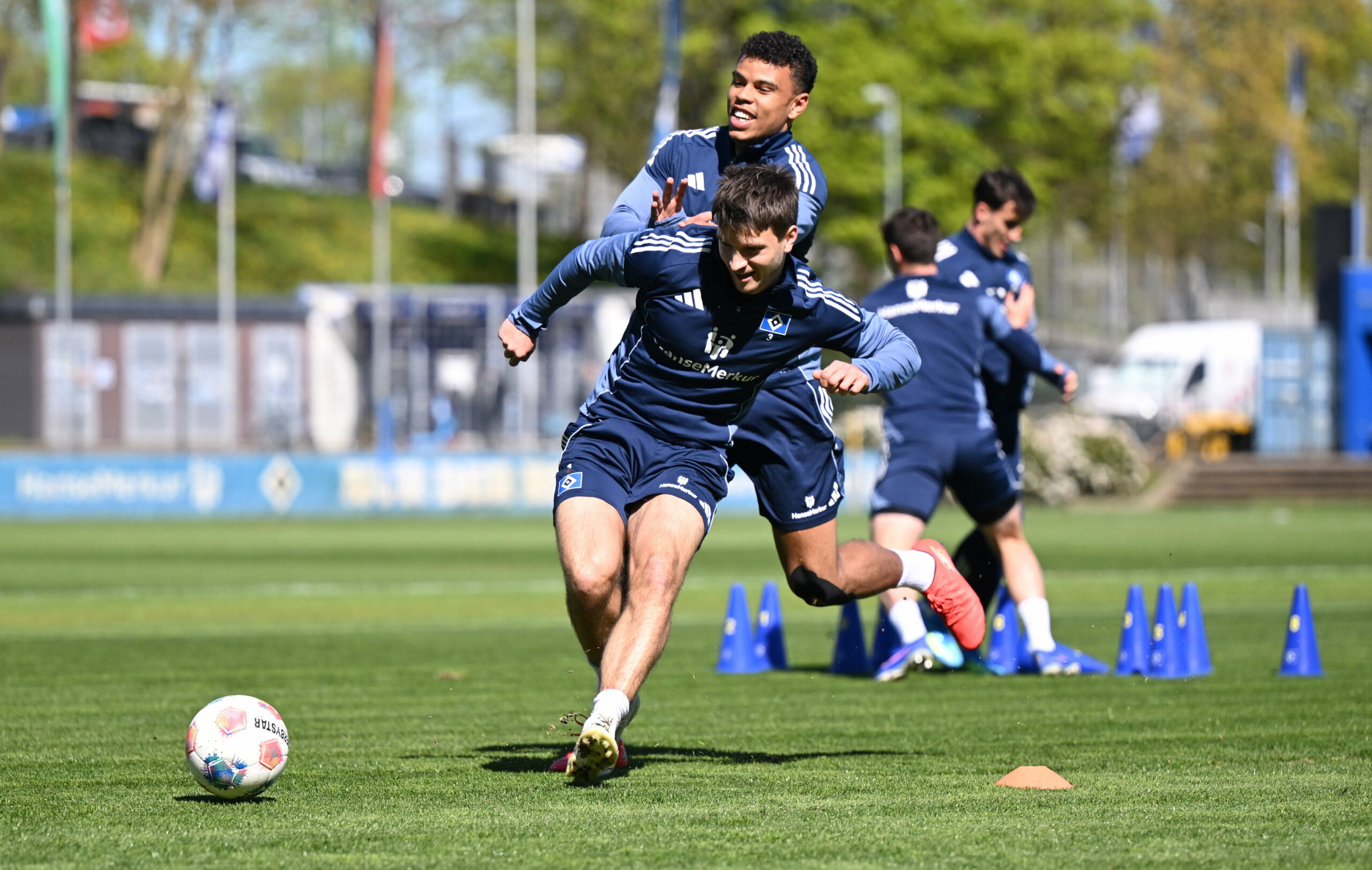 Noah Katterbach kämpft auf dem Trainingsplatz mit Ransford Königsdörffer um den Ball.