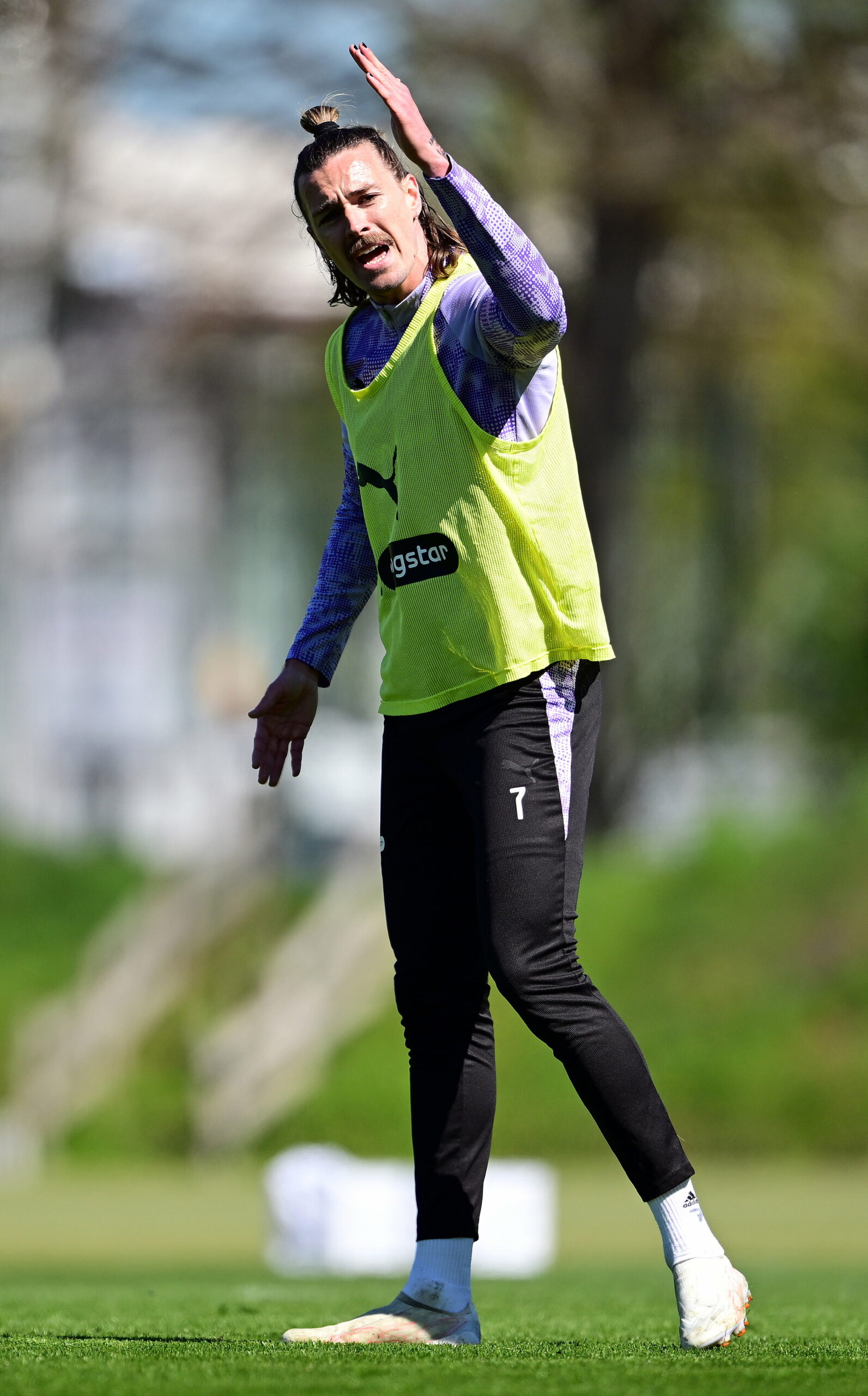 Jackson Irvine gestikuliert im Training des FC St. Pauli