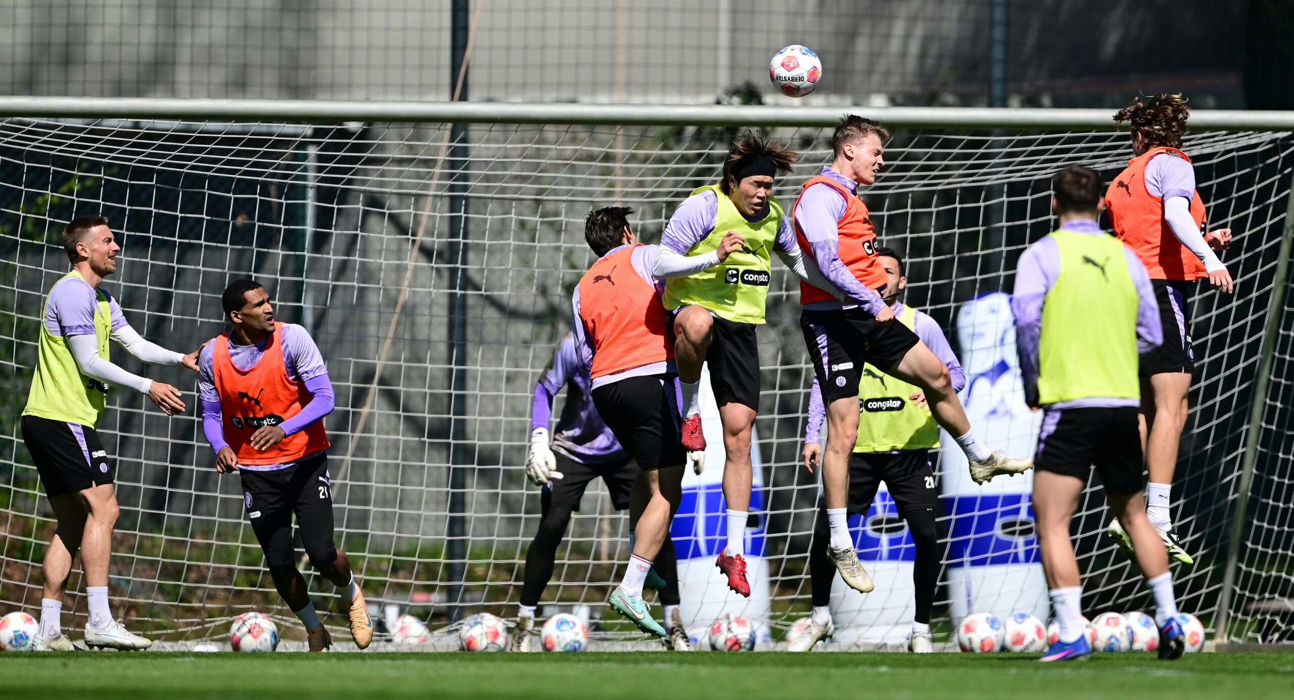 Ein Kopfballduell im St. Pauli-Training