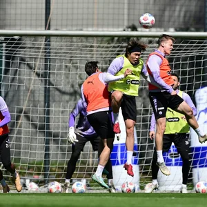 Ein Kopfballduell im St. Pauli-Training
