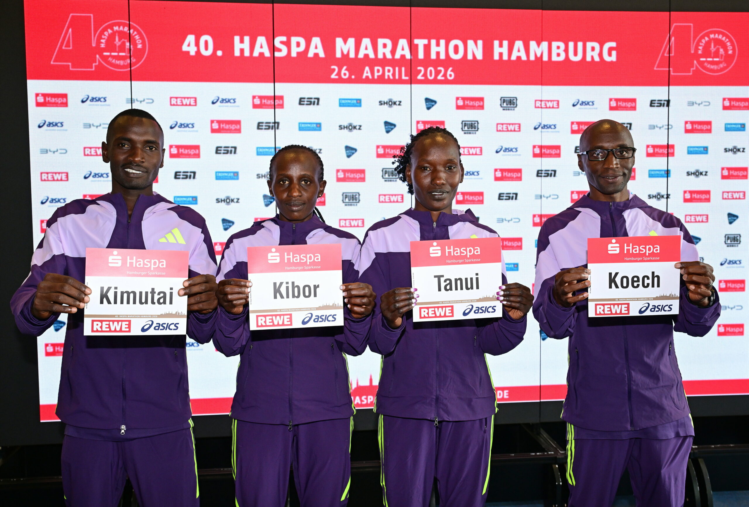 Kennedy Kimutai, Marion Kibor, Rebecca Tanui und Bernard Kiprop Koech zeigen ihre Namensschilder bei einer Pressekonferenz