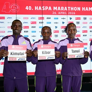Kennedy Kimutai, Marion Kibor, Rebecca Tanui und Bernard Kiprop Koech zeigen ihre Namensschilder bei einer Pressekonferenz