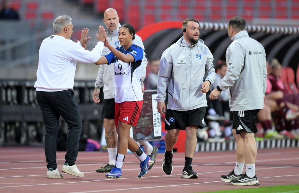 Rodolfo Cardoso klatscht mit HSV-Spielerin Melina Krüger ab