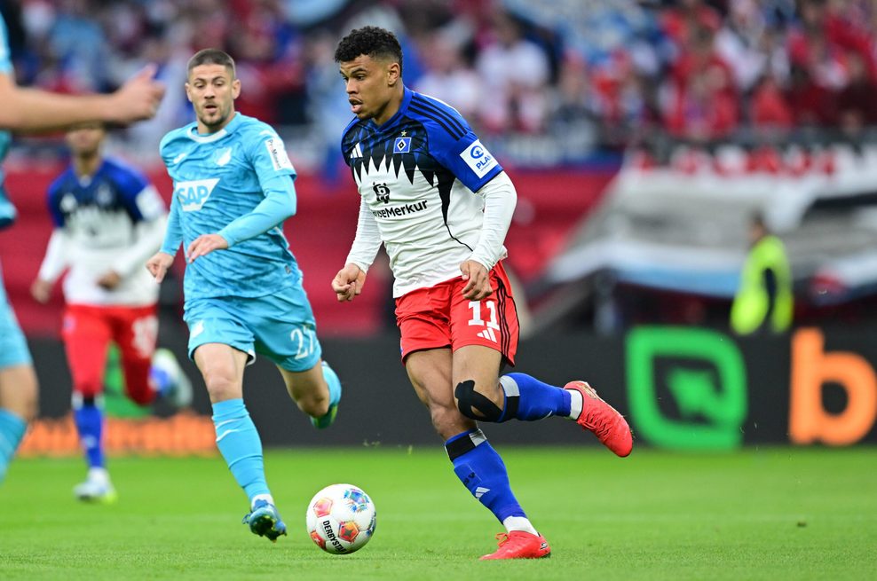 HSV-Profi Ransford Königsdörffer wird von Andrej Kramaric von Hoffenheim verfolgt.