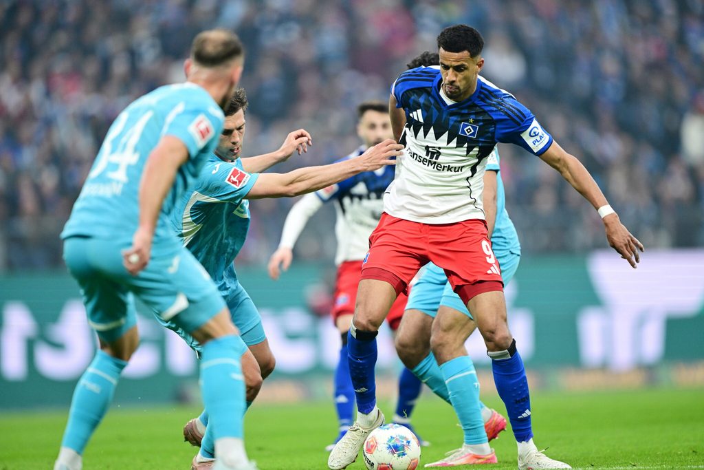 Robert Glatzel (r.) glich per Elfmeter zum 1:1 aus.