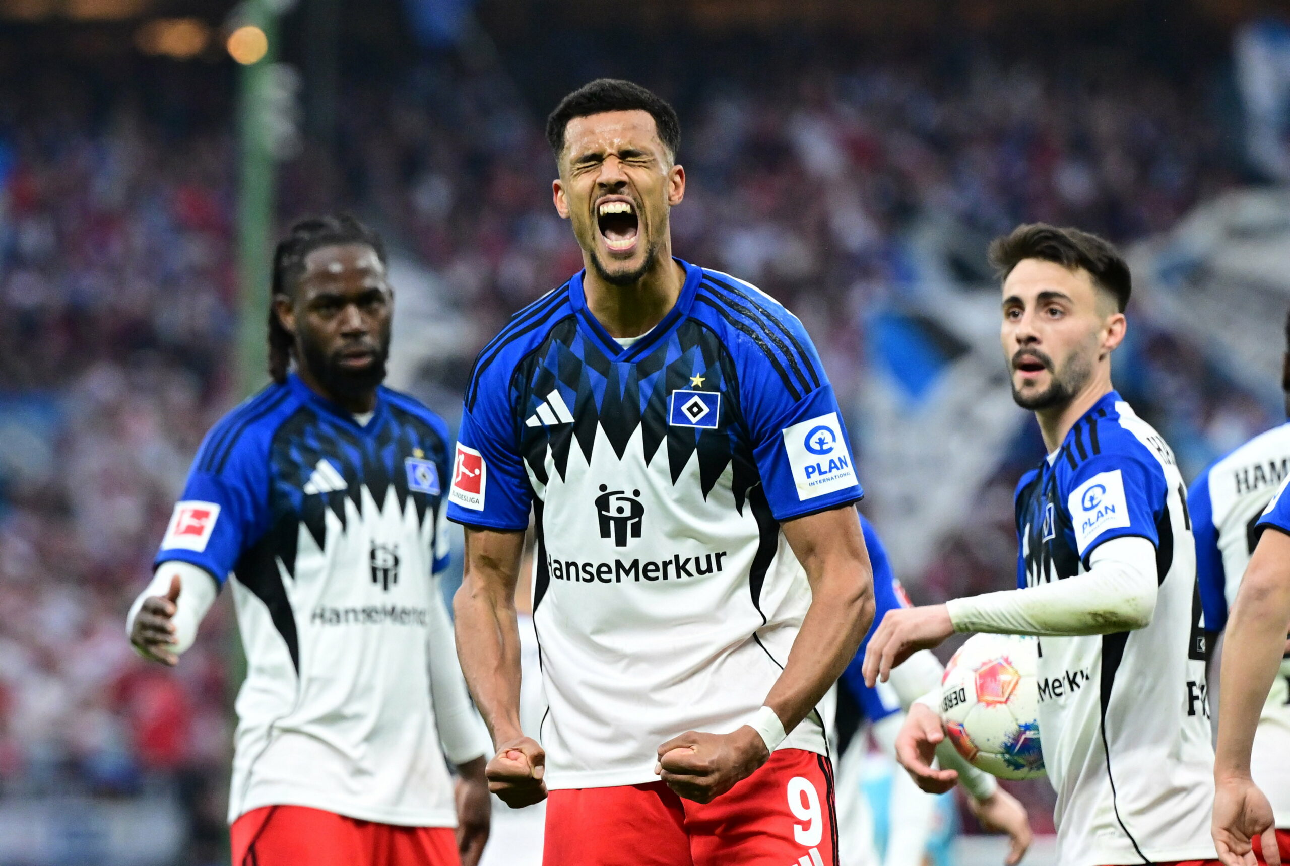 Robert Glatzel jubelt über seinen verwandelten Elfmeter gegen Hoffenheim.