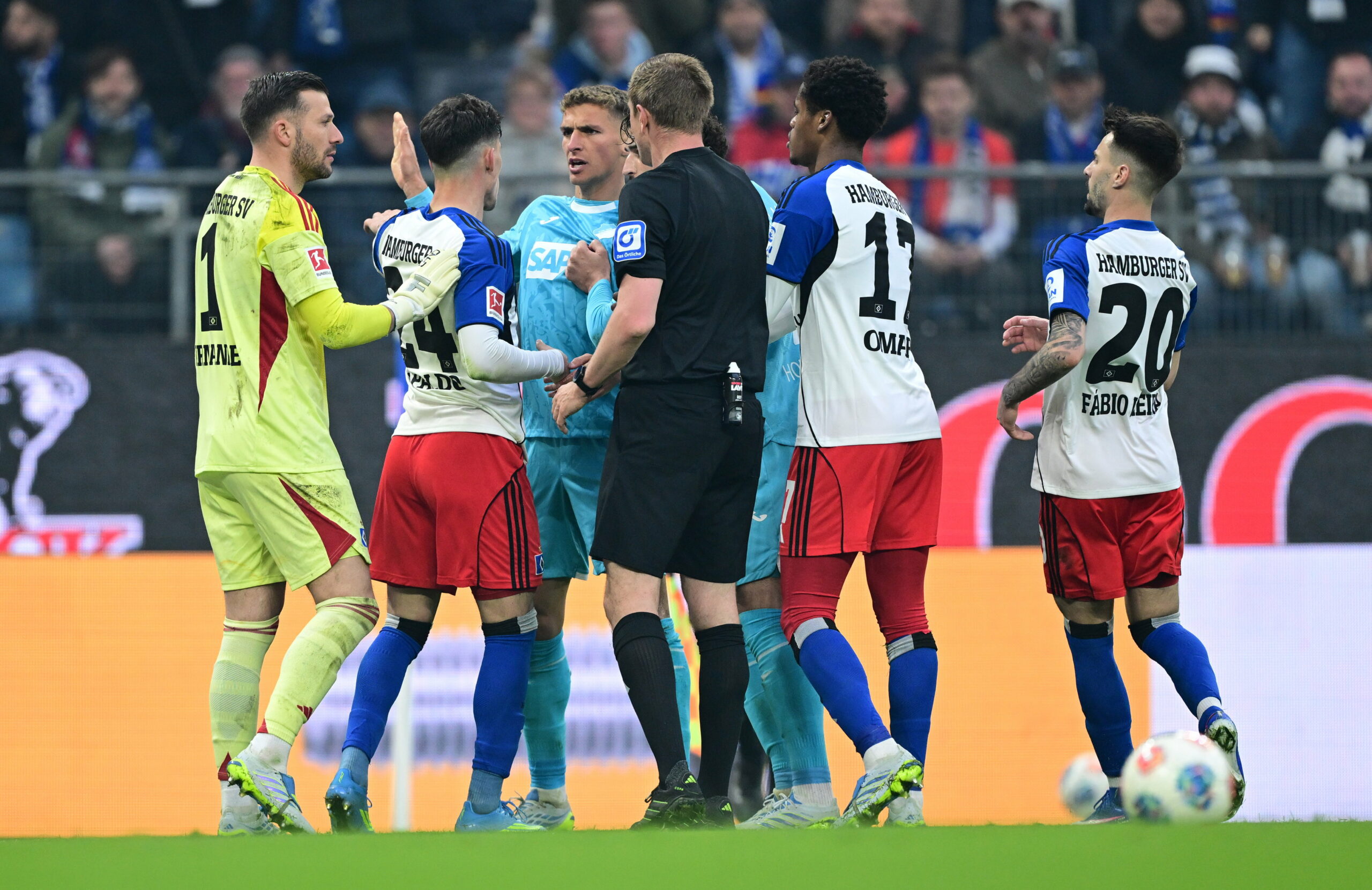 Rudelbildung nach Hoffenheim-Profis Grischa Prömels Einsteigen gegen Nicolai Remberg vom HSV