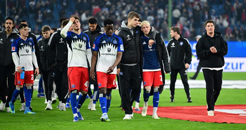 Die HSV-Profis gehen nach der Niederlage gegen Hoffenheim mit hängenden Köpfen über den Platz.